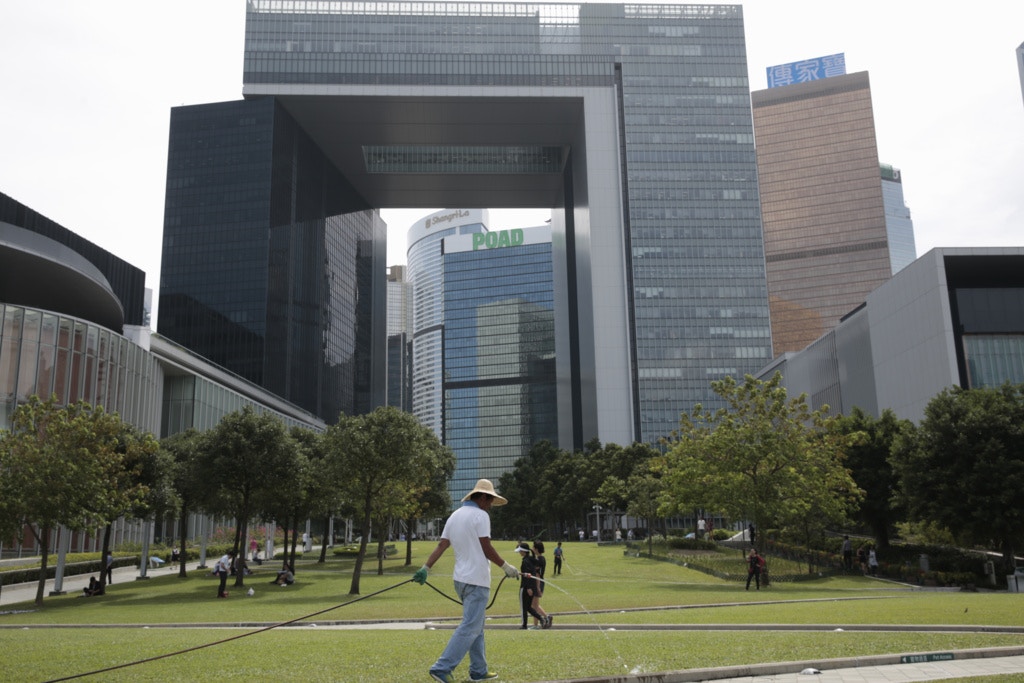 除了政府辦公室，日後政府建築物內的運動場館、表演場地、公園等地，汽水機都禁售樽裝水。（資料圖片）