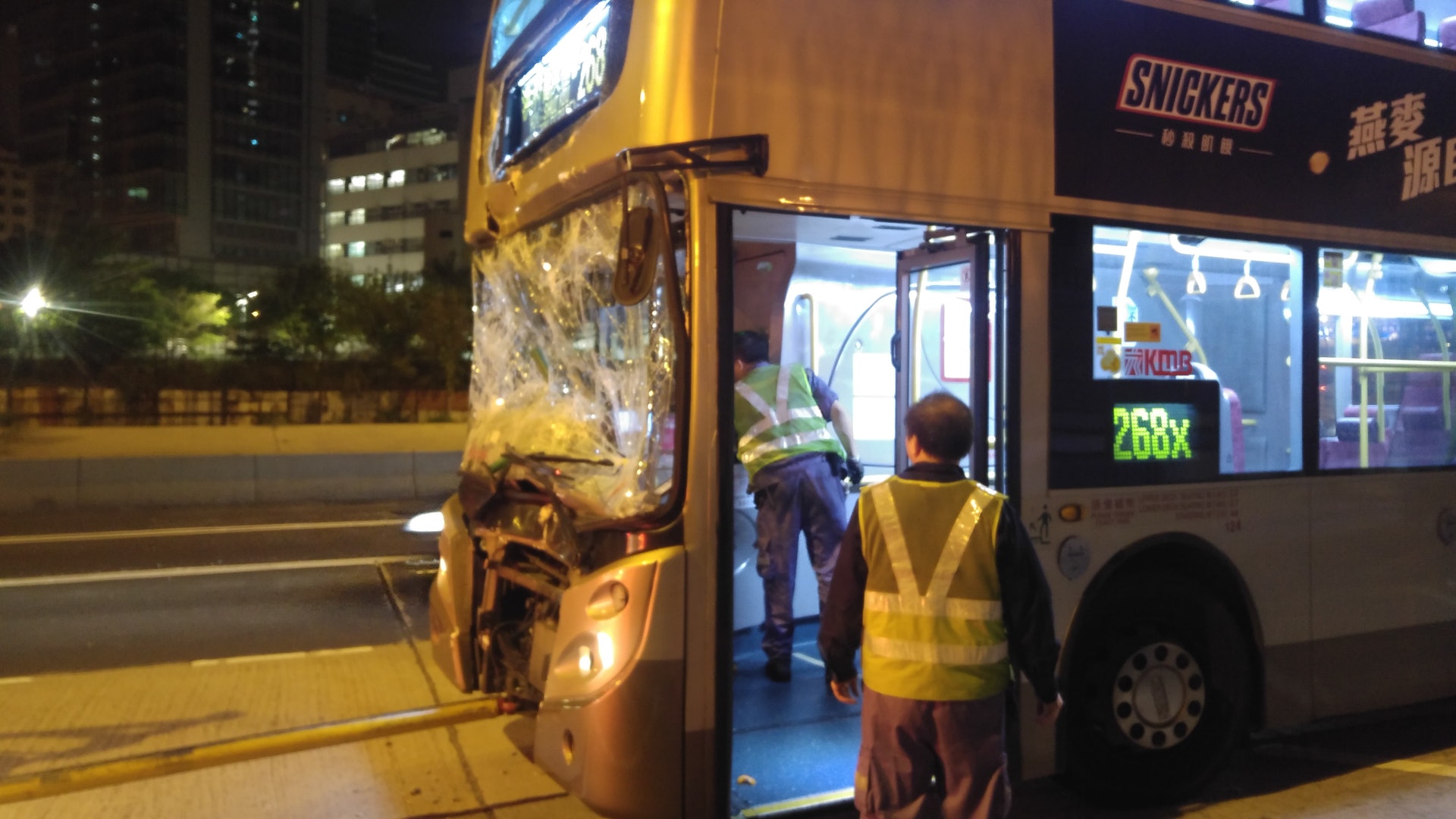 荔枝角道7人車轉線 化糞車九巴收掣不及 釀3車串燒 荔枝角道7人車轉線 化糞車九巴收掣不及 釀3車串燒