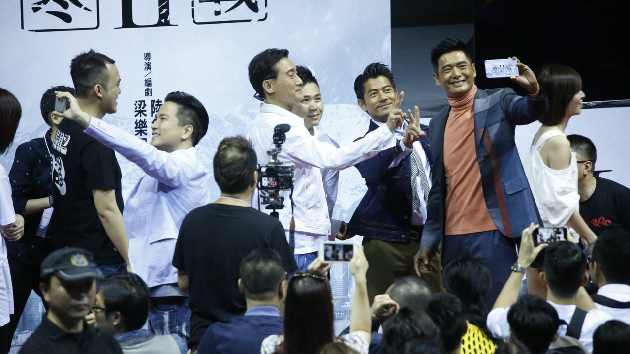 發哥城城家輝《寒戰2》宣傳 三分鐘跟逾百人自拍挑戰健力士 發哥城城家輝《寒戰2》宣傳 三分鐘跟逾百人自拍挑戰健力士