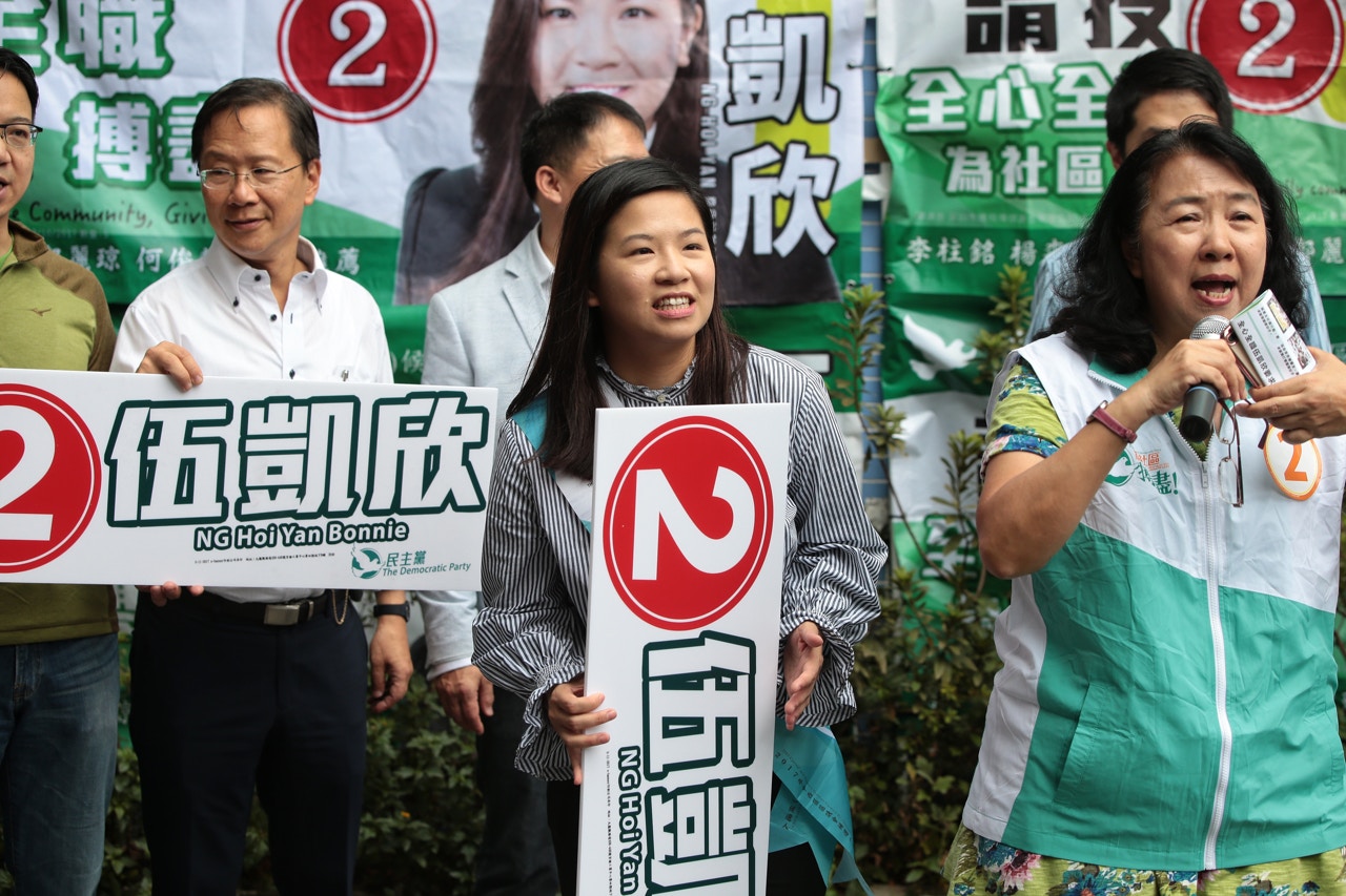 伍凱欣橫額被毀昨報警　呂錦強今報稱宣傳品被神秘海報覆蓋