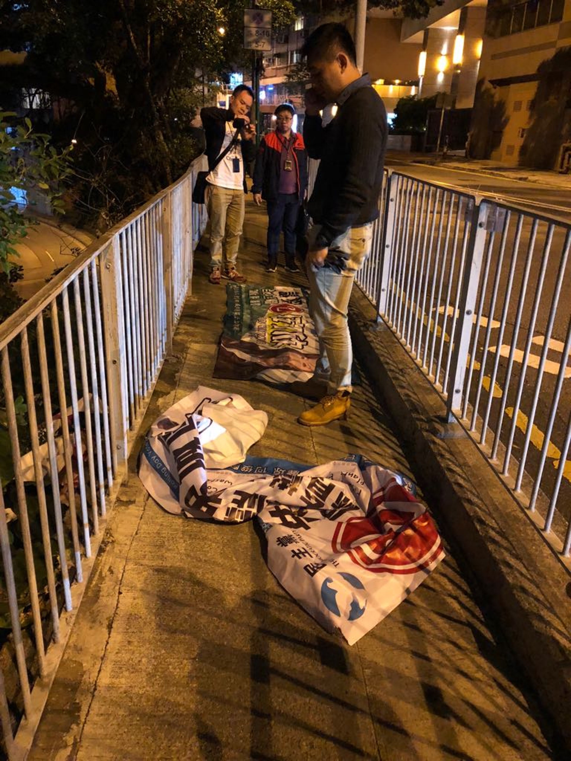 警方檢取數2條被毀壞的伍凱欣選舉橫額調查。(伍凱欣助選團提供) 警方檢取數2條被毀壞的伍凱欣選舉橫額調查。(伍凱欣助選團提供)