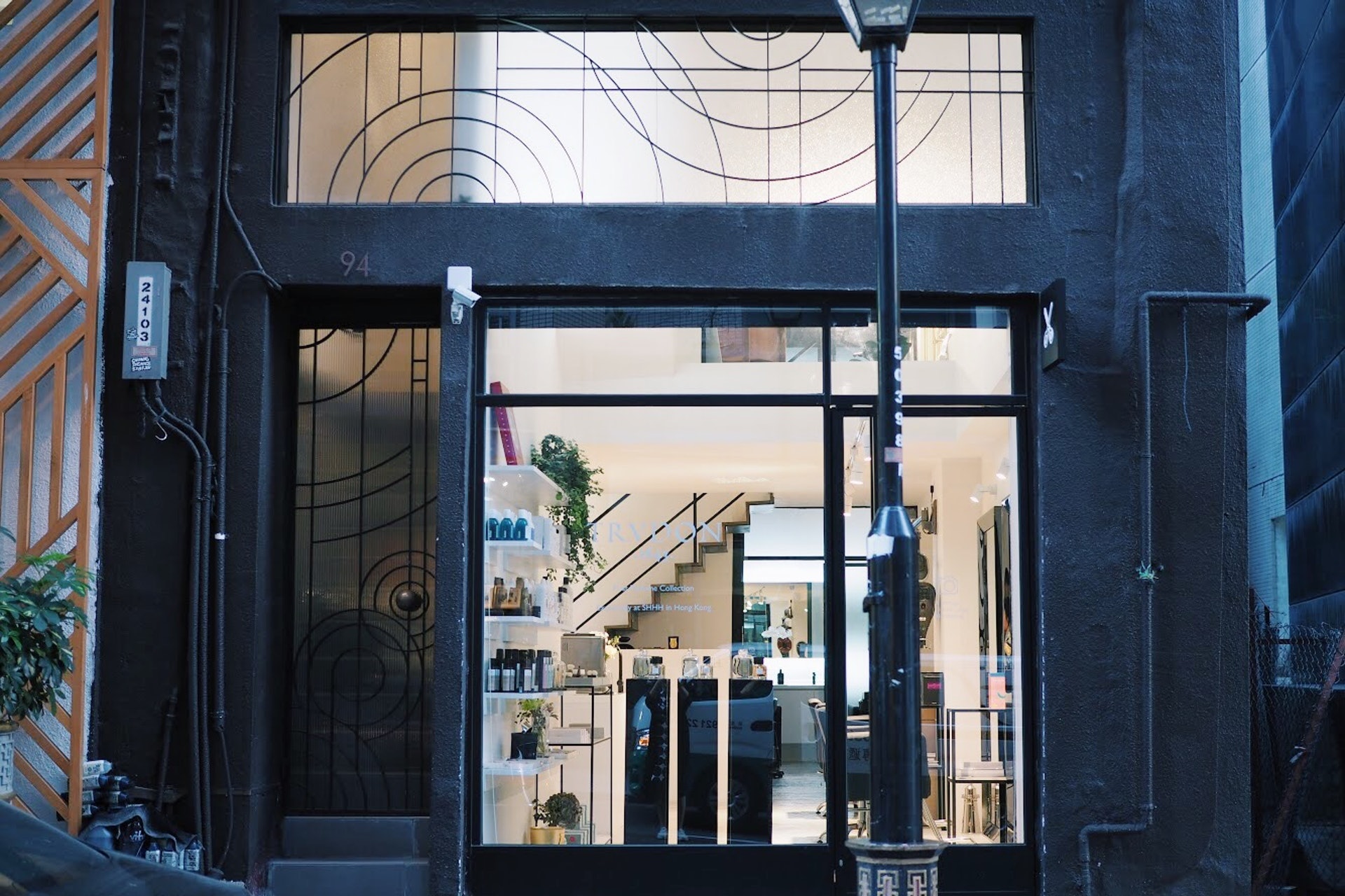 位於上環荷李活道之上,筆者匆匆經過三次,也不察覺是間hair salon。(林芷欣攝)