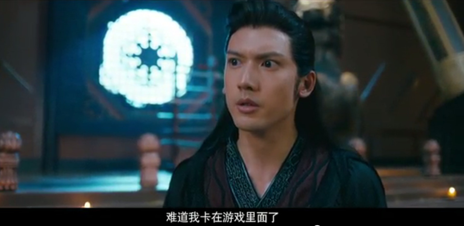 關智斌在劇集《拜見宮主大人》中,飾演被卡在網上遊戲《新天龍八部》的玩家。(網上圖片) 關智斌在劇集《拜見宮主大人》中,飾演被卡在網上遊戲《新天龍八部》的玩家。(網上圖片)
