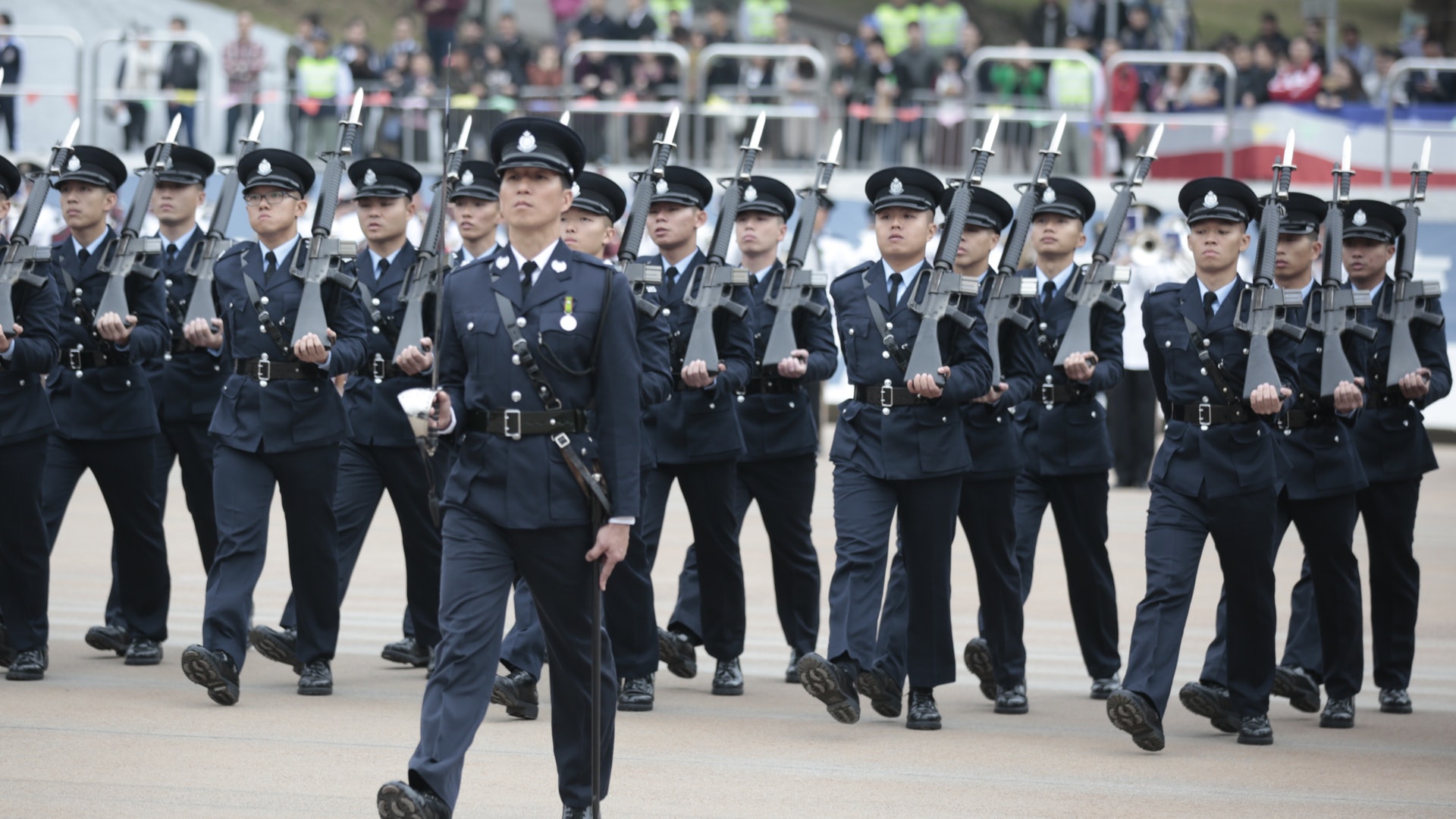 林鄭引八字真言勉學警注意言行 成績最佳見習督察不支暈倒 林鄭引八字真言勉學警注意言行 成績最佳見習督察不支暈倒