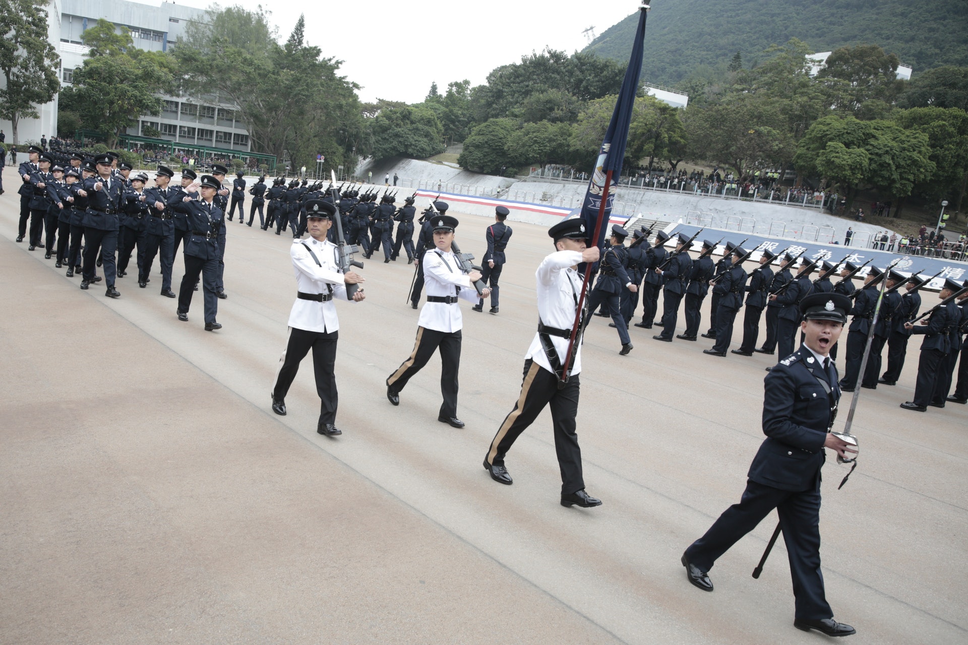香港警察學院今日(25日)舉行結業會操,40名見習督察及176名學警分別完成36及27個星期訓練。(林若勤攝) 香港警察學院今日(25日)舉行結業會操,40名見習督察及176名學警分別完成36及27個星期訓練。(林若勤攝)