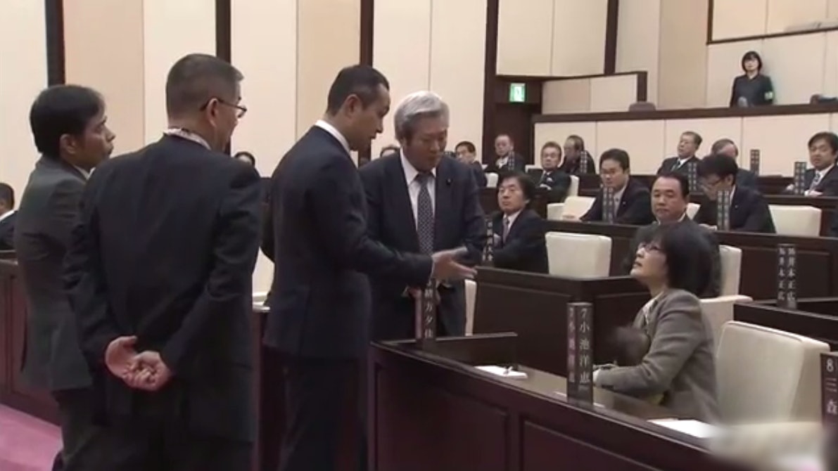 熊本市女議員抱B開會 冀締造媽媽友善職場 BB終被抱離場 熊本市女議員抱B開會 冀締造媽媽友善職場 BB終被抱離場