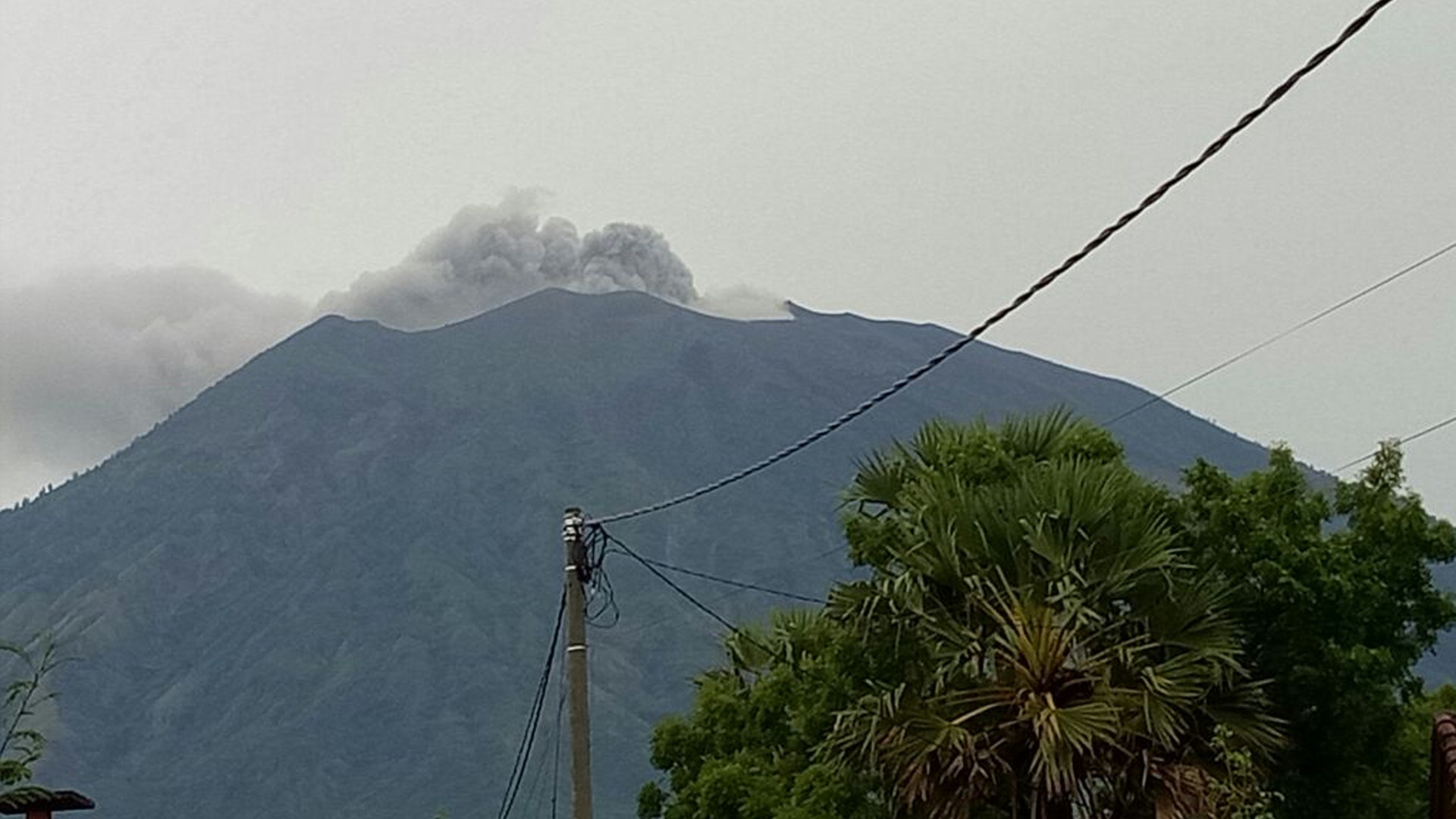 峇里阿貢火山再噴煙 影響客機航班 專家:無法預測何時真正爆發 峇里阿貢火山再噴煙 影響客機航班 專家:無法預測何時真正爆發