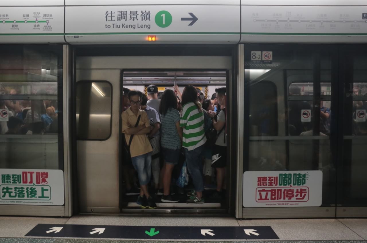 為紓緩月台候車人流，港鐵近月於早上繁忙時段在觀塘線採取「開空車」做法，個別列車由黃埔或調景嶺站以「空車」狀態開出，直接駛往九龍塘站或黃大仙站接載乘客。（資料圖片）