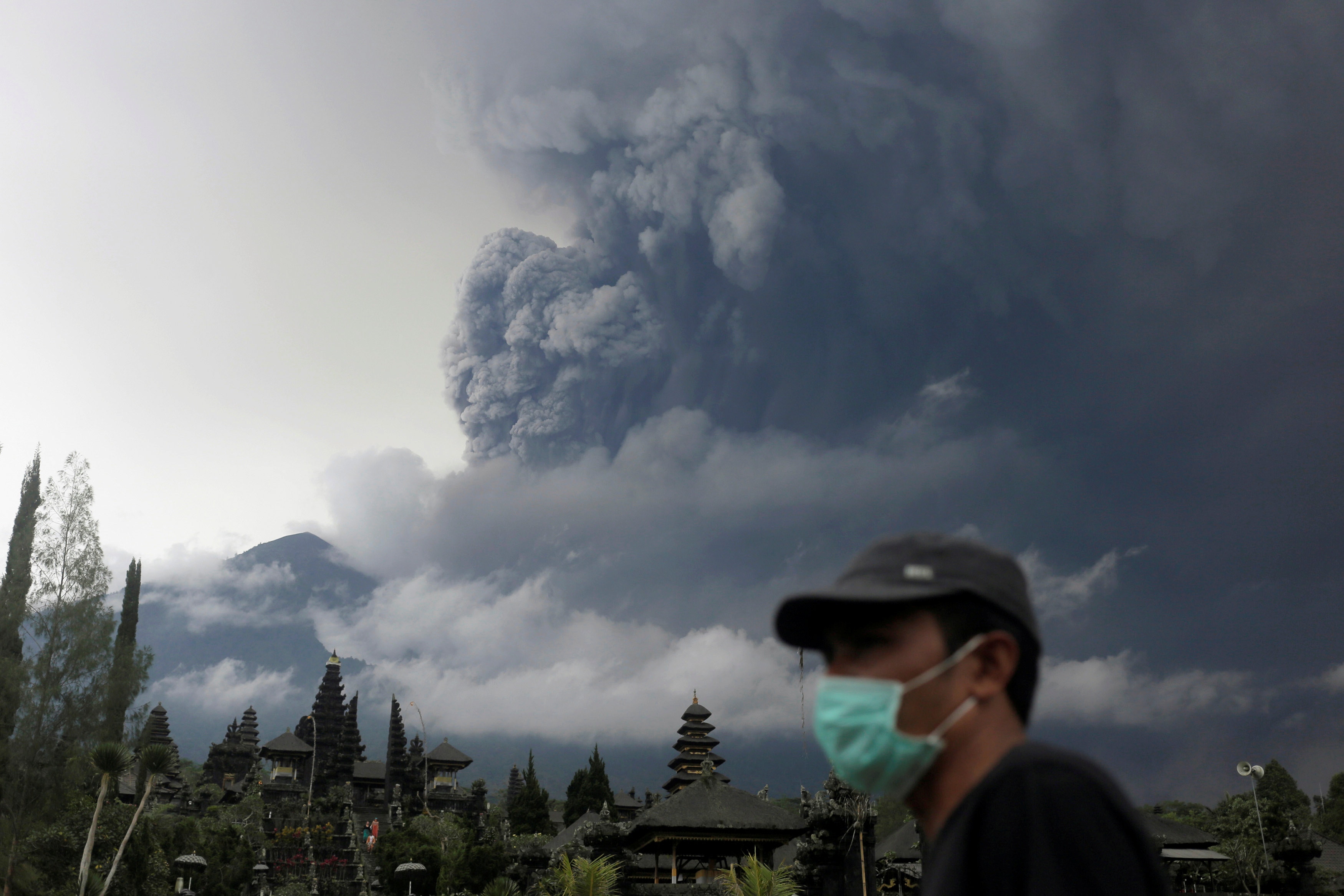 火山灰直噴高空　峇里阿貢火山隨時大爆發　53年前曾爆逾千人喪命