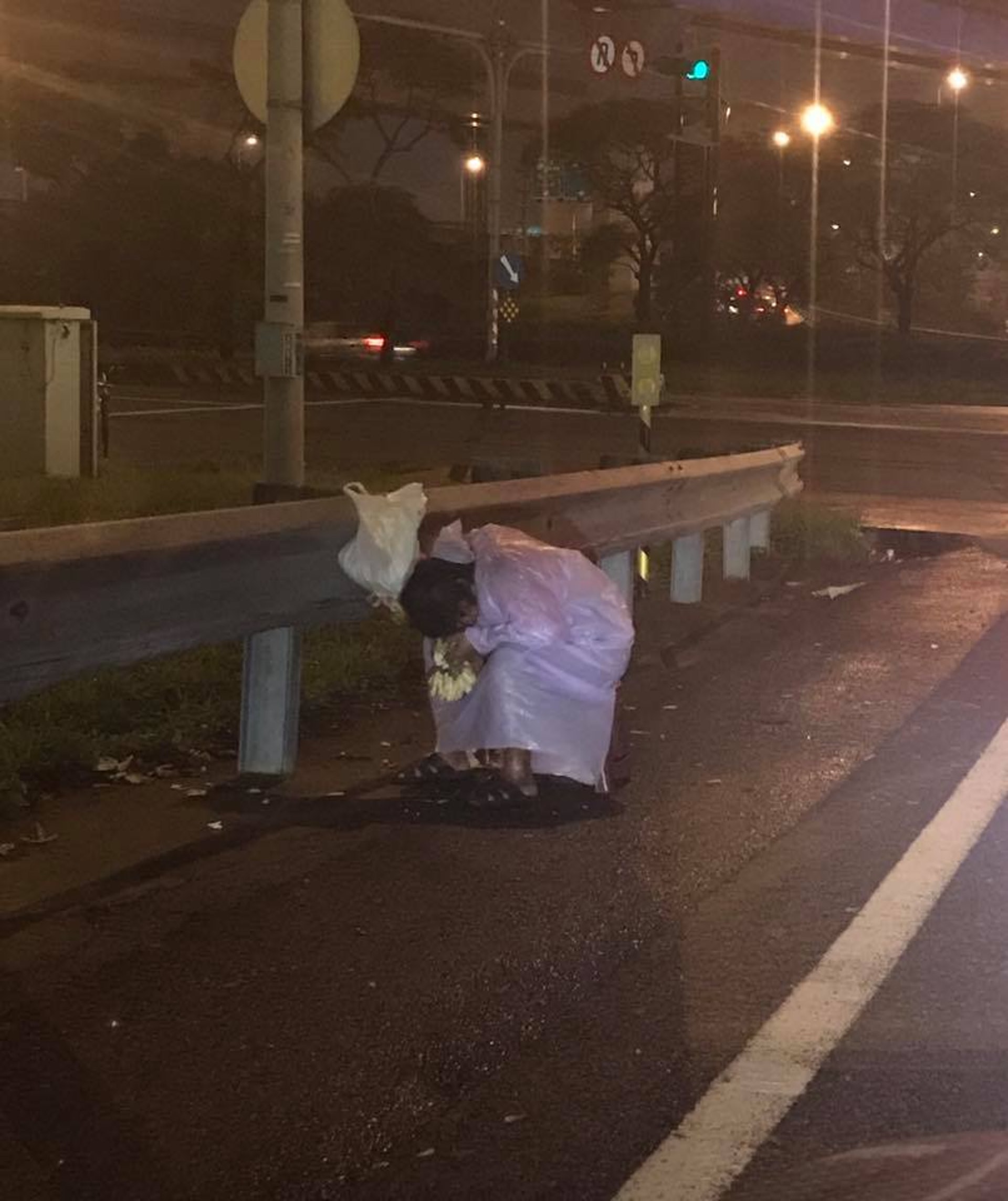 賣白蘭花婆婆睡路邊台暖男掏千元台幣買花 早點回家休息吧 賣白蘭花婆婆睡路邊台暖男掏千元台幣買花 早點回家休息吧