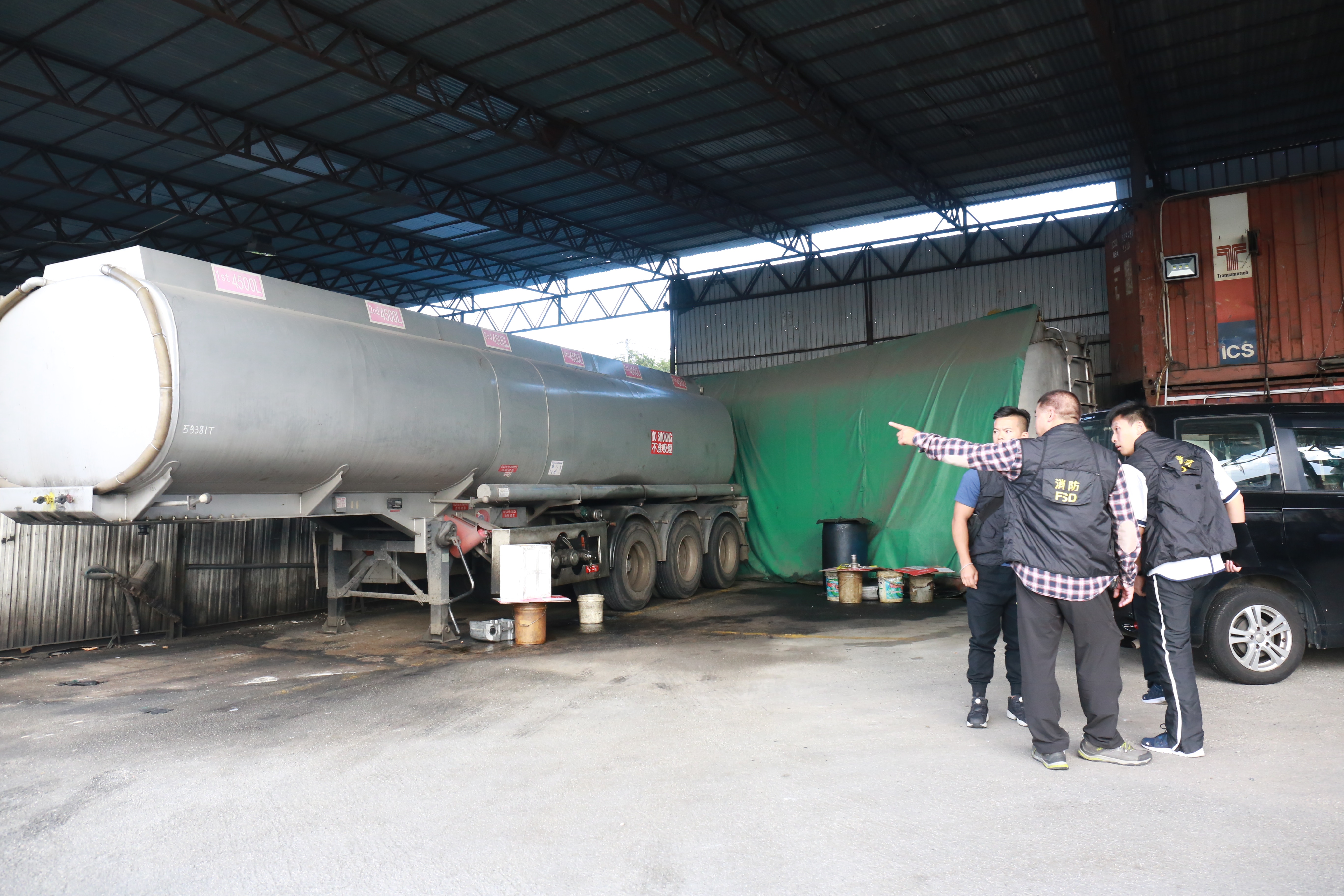 消防警方上水破兩非法油站重型車馬路排隊入油至塞車惹查 香港01 社會新聞