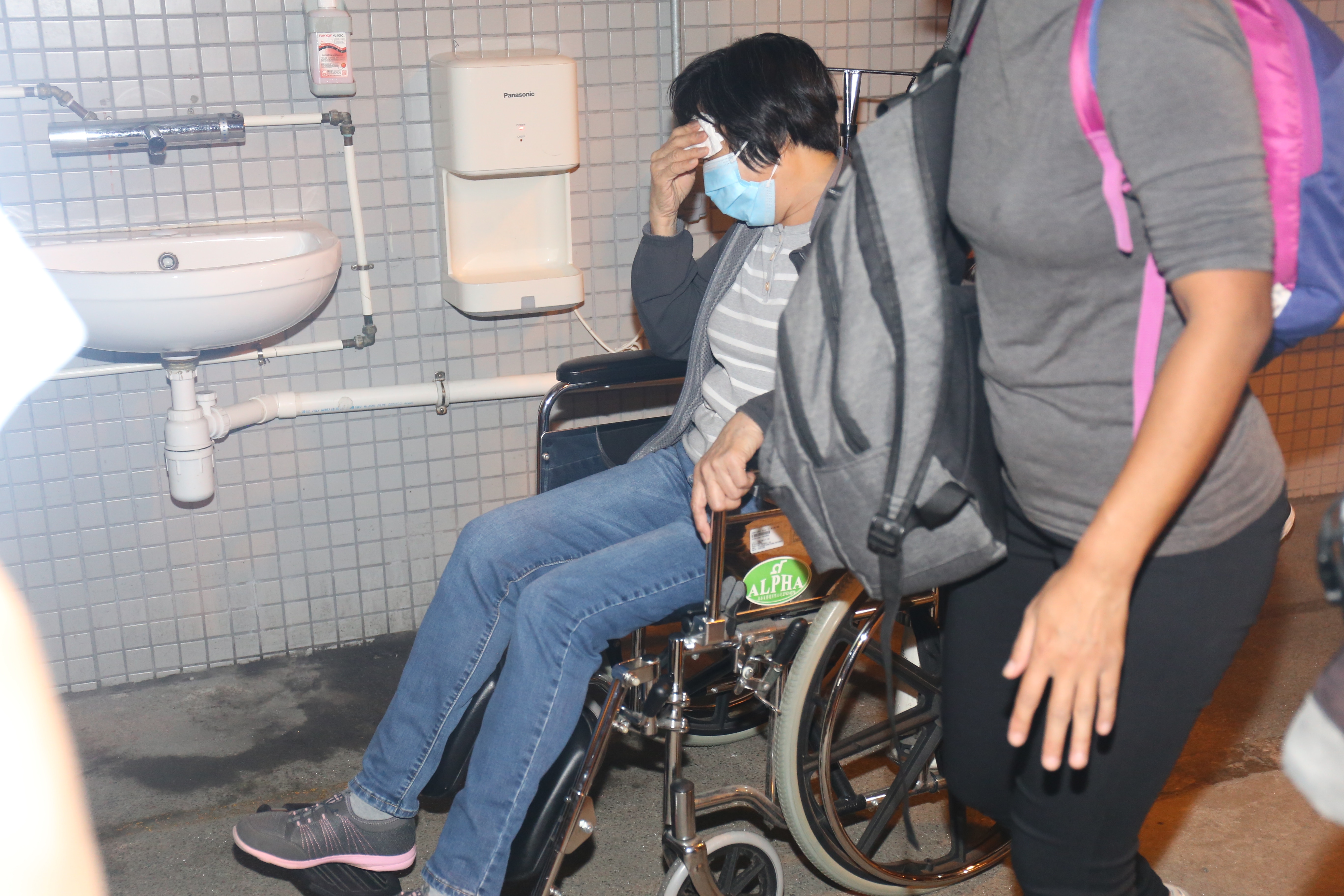 死者家屬到醫院認屍，情緒激動。（潘安奇攝）