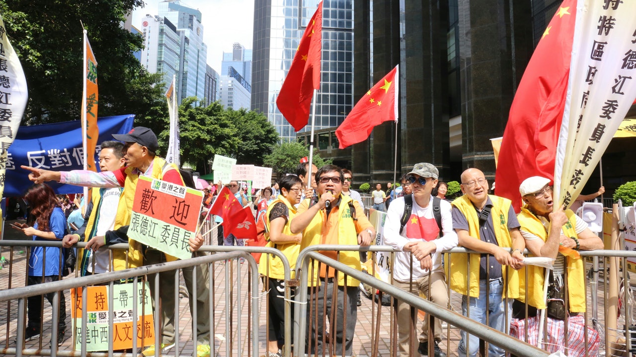 愛港之聲召集人高達斌(持咪者)與遊行人士對罵。 (黃偉民攝) 愛港之聲召集人高達斌(持咪者)與遊行人士對罵。 (黃偉民攝)