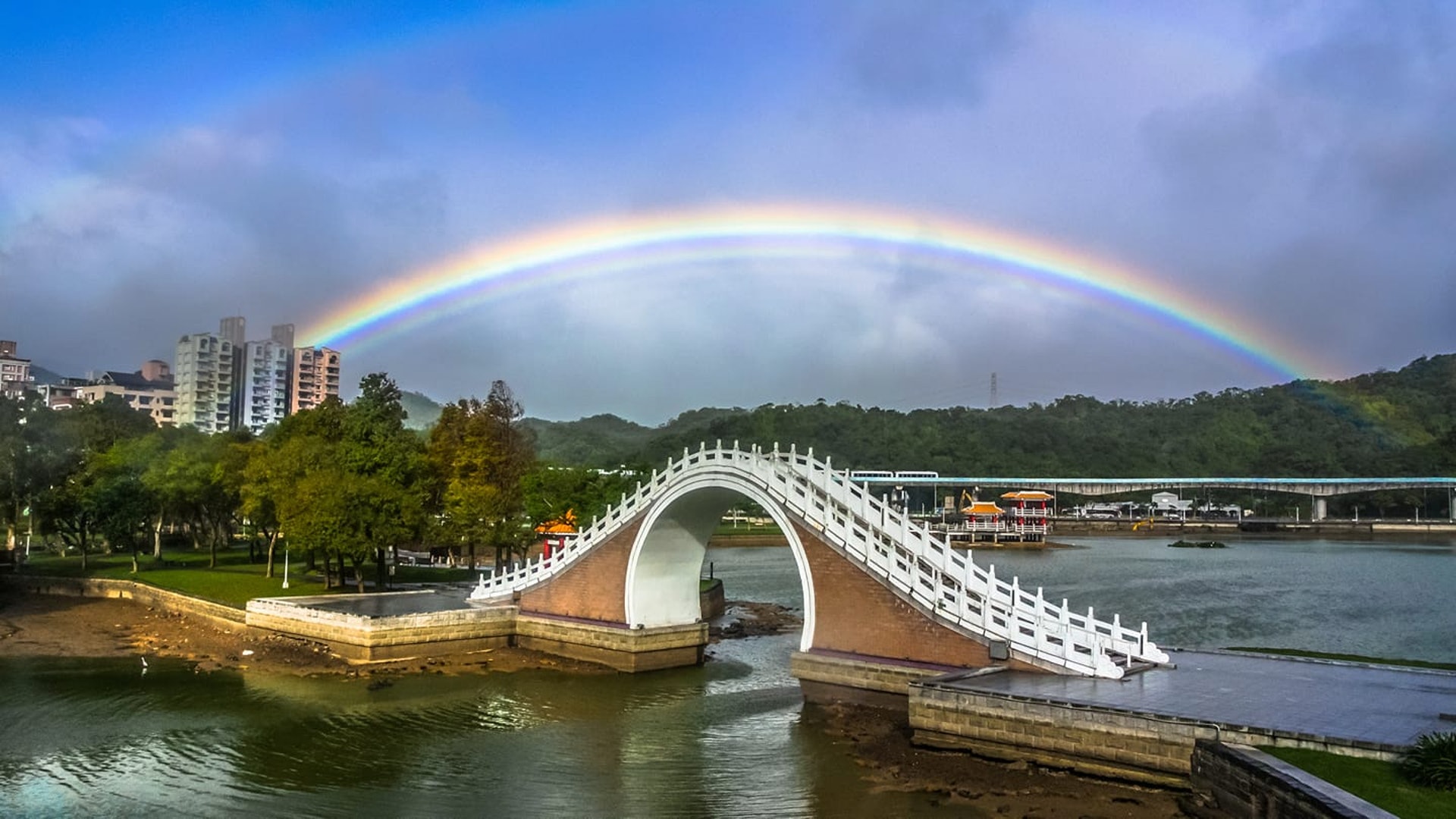 在台北,11月27日及30日分別記錄有彩虹出現。其中在30日,彩虹出現了近9小時。(林哲宏facebook圖片) 在台北,11月27日及30日分別記錄有彩虹出現。其中在30日,彩虹出現了近9小時。(林哲宏facebook圖片)
