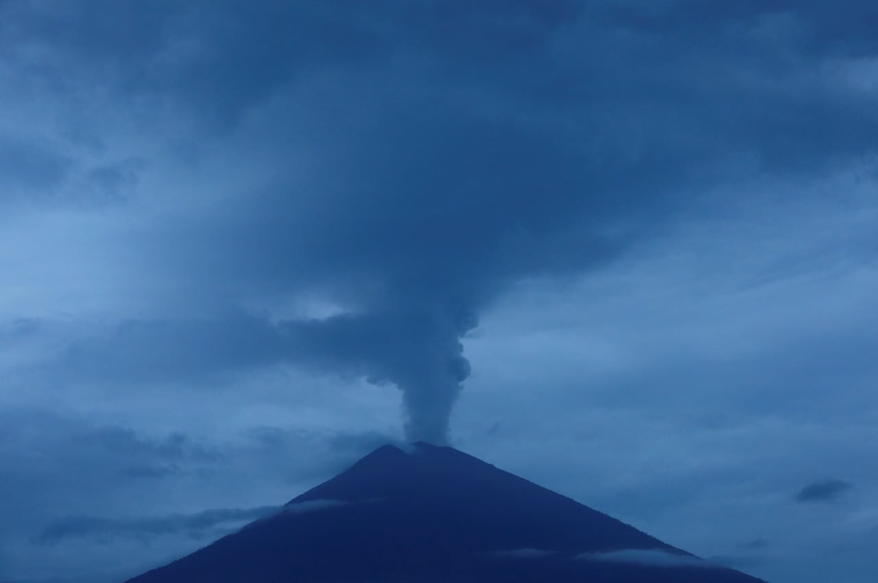 印尼峇里阿貢火山（Mount Agung）火山活動頻繁，曾一周三度噴發。攝影師周四（11月30日）在卡朗阿森（Karangasem）拍到火山持續噴發火山灰的景象。（路透社）