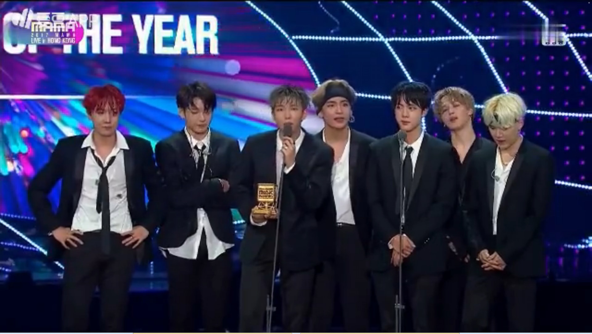 防彈少年團今日3度上台,拎走「Best Music Video」、「Best Asian Style in HK」同「Artist of the Year」。 防彈少年團今日3度上台,拎走「Best Music Video」、「Best Asian Style in HK」同「Artist of the Year」。