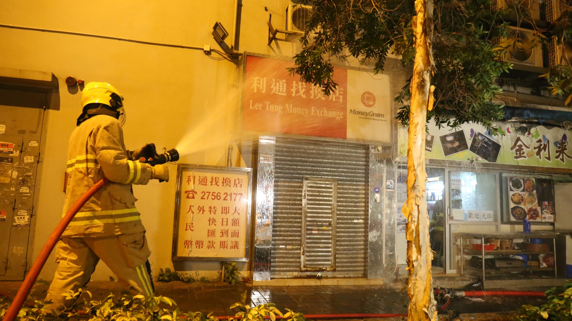 食店爐頭突起火消防到場救熄 食店爐頭突起火消防到場救熄