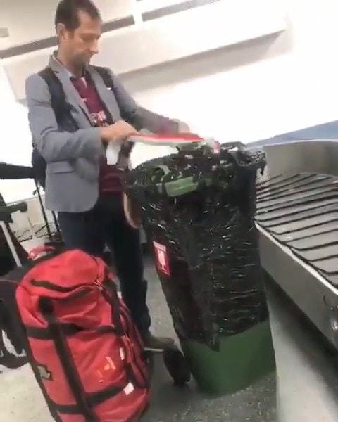 一個男子將大型垃圾桶當成行李箱用。（GalleyTalk fb片段截圖）