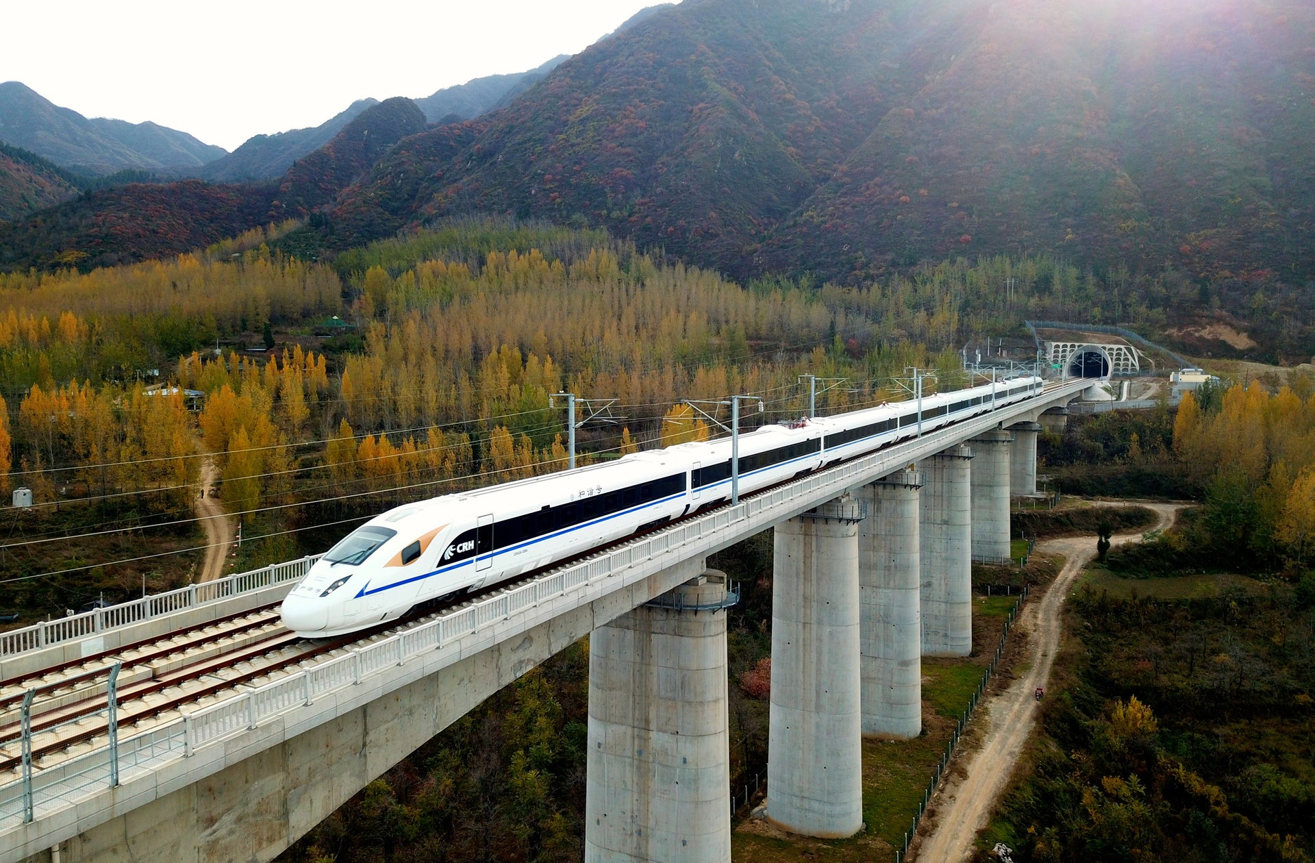 西成高鐵將在12月6日全線通車。(新華社) 西成高鐵將在12月6日全線通車。(新華社)