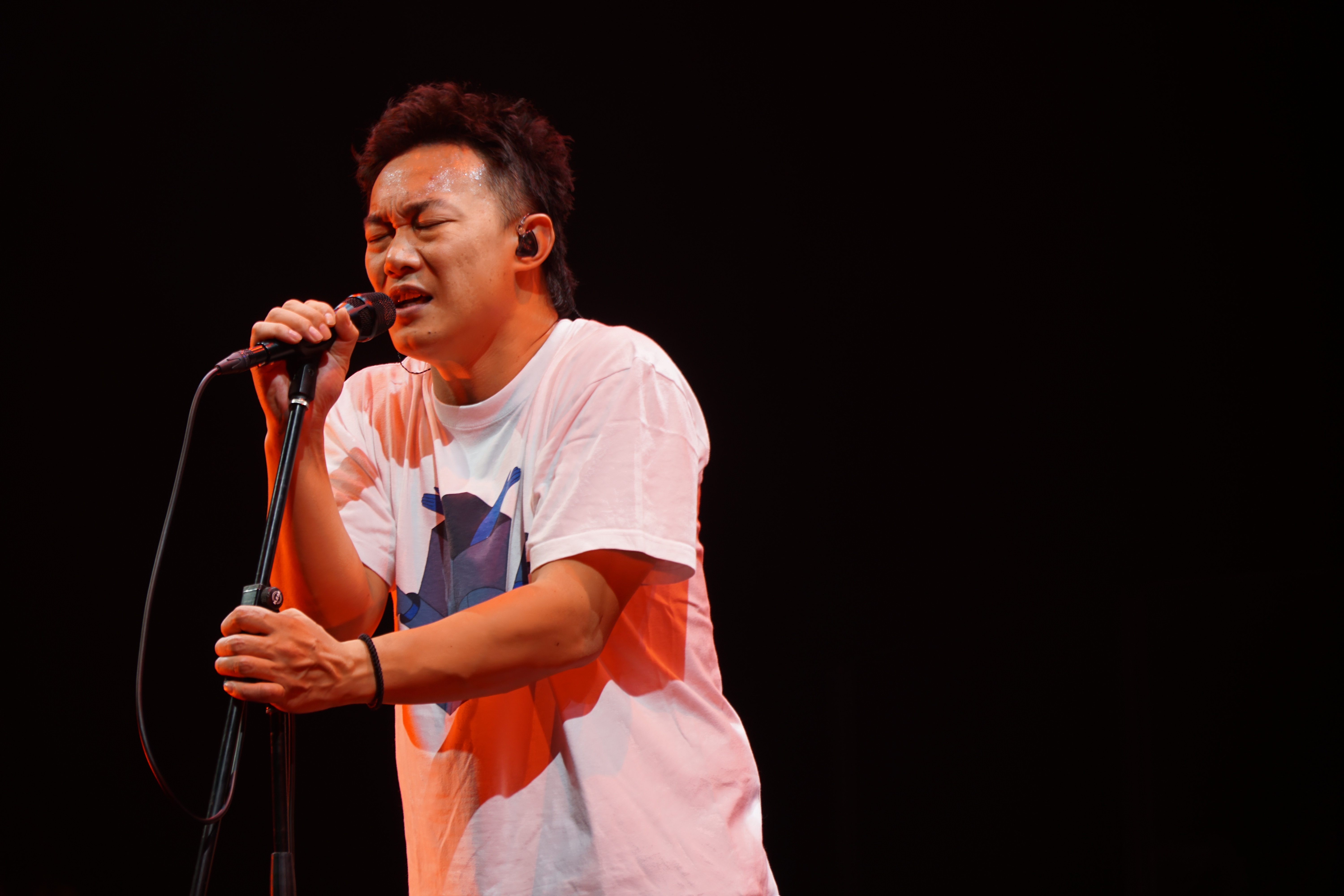 陳奕迅的歌滿載友情親情重新認識150句感動你的歌詞（下）