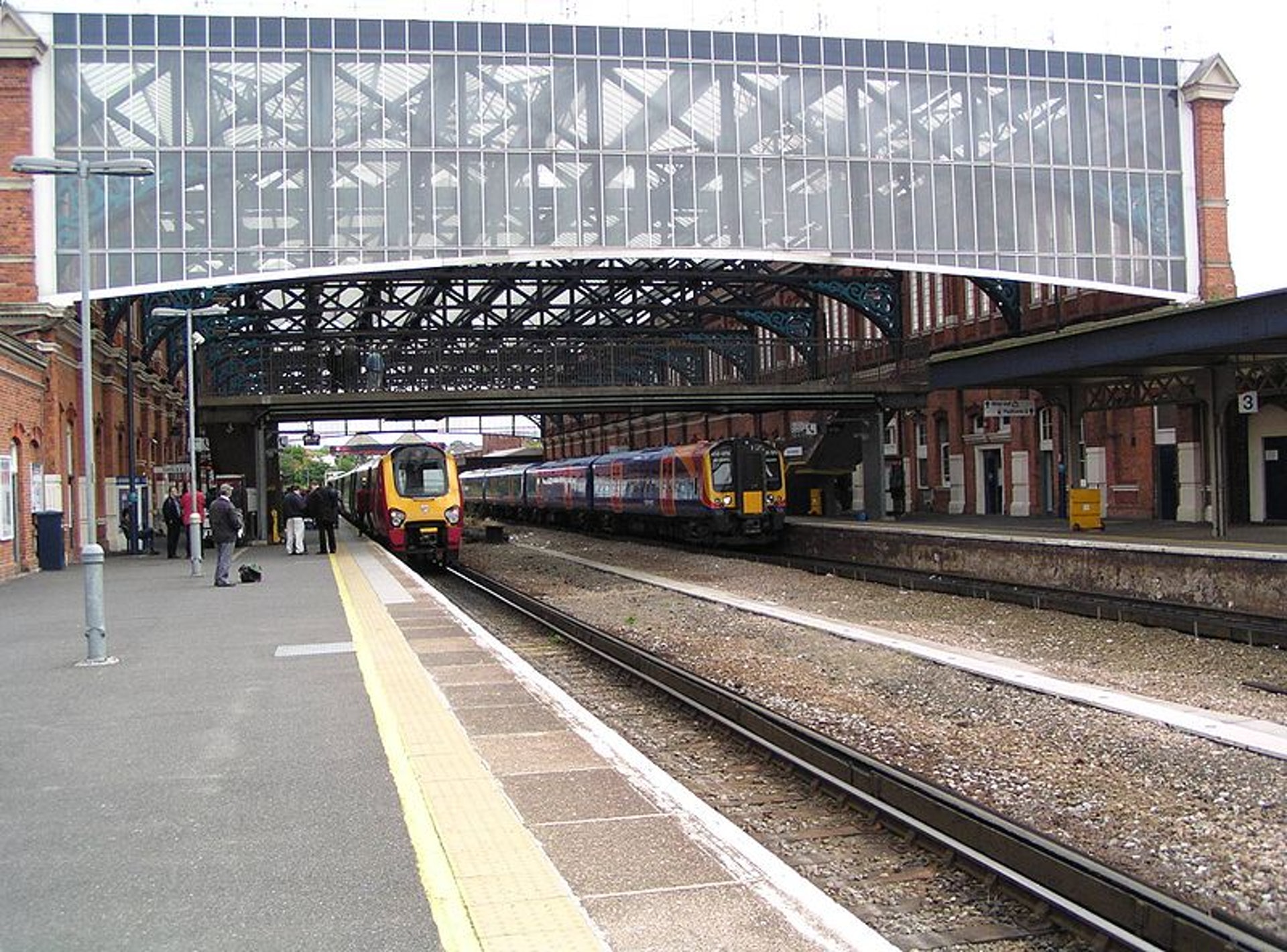 英國女乘客在由伯恩茅斯(Bournemouth)開出的火車上聽到一群男生談天,一邊瀏覽住一些女生的Facebook,一邊大談自己出軌的事迹。(Wikimedia Commons) 英國女乘客在由伯恩茅斯(Bournemouth)開出的火車上聽到一群男生談天,一邊瀏覽住一些女生的Facebook,一邊大談自己出軌的事迹。(Wikimedia Commons)