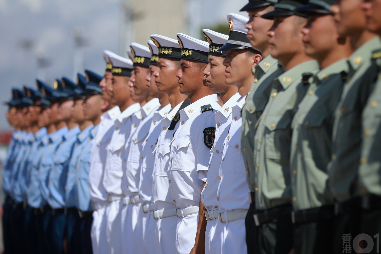 駐港解放軍與「遼寧號」及3艘屬艦道別。（吳煒豪攝，資料圖片）