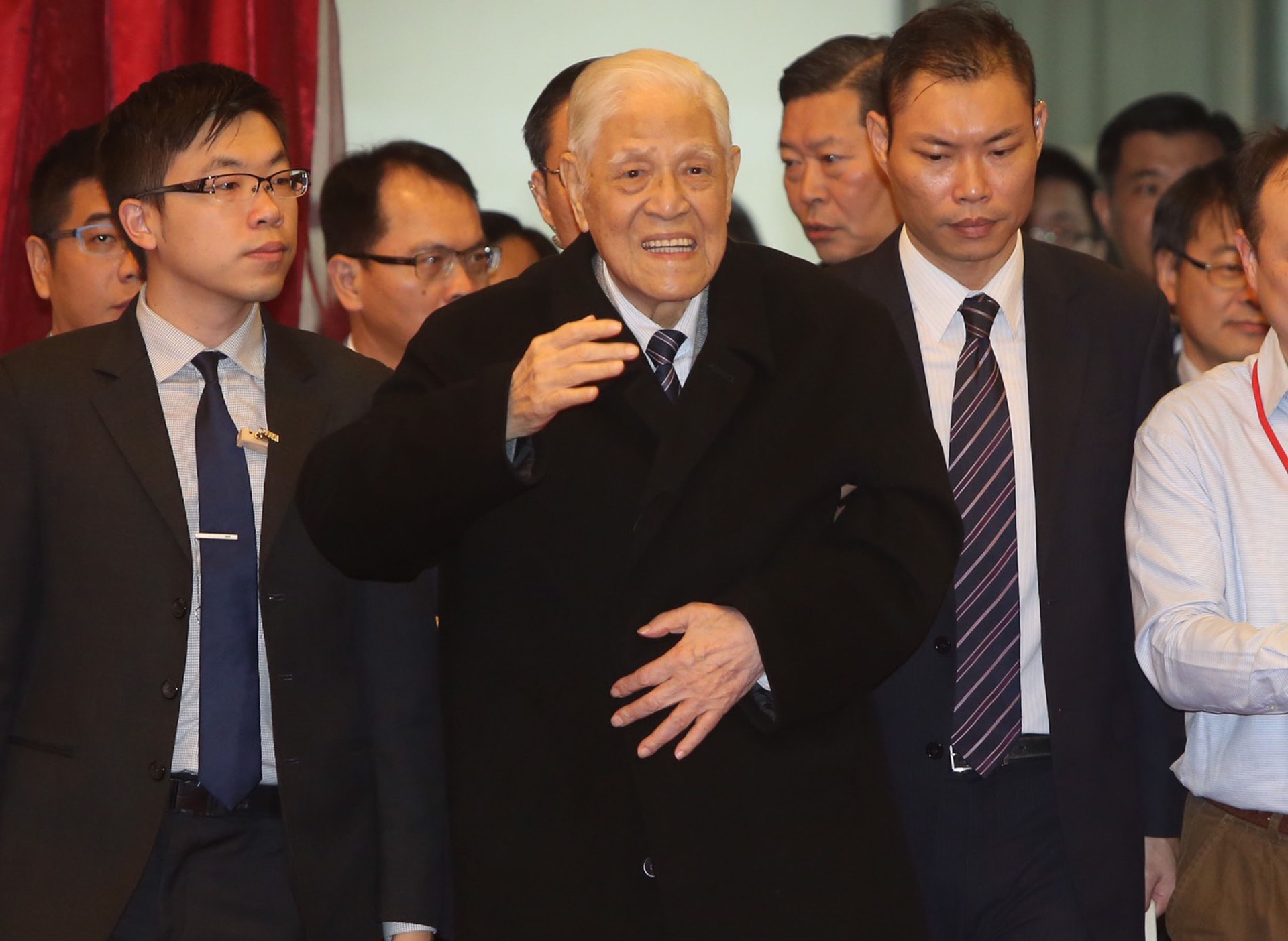 「李登輝病逝」的謠傳消息自本月1日流傳,不過李登輝本月2日卻現身參與台灣教授協會募款餐會。(中央社) 「李登輝病逝」的謠傳消息自本月1日流傳,不過李登輝本月2日卻現身參與台灣教授協會募款餐會。(中央社)