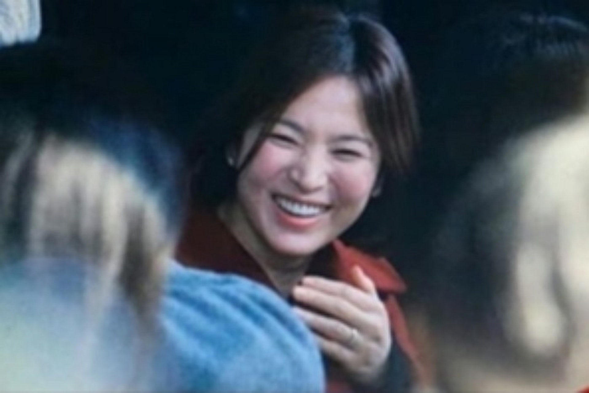宋慧喬笑得咁開心,咁又係!有老公嘅地方就一定開心啦!(網上圖片) 宋慧喬笑得咁開心,咁又係!有老公嘅地方就一定開心啦!(網上圖片)