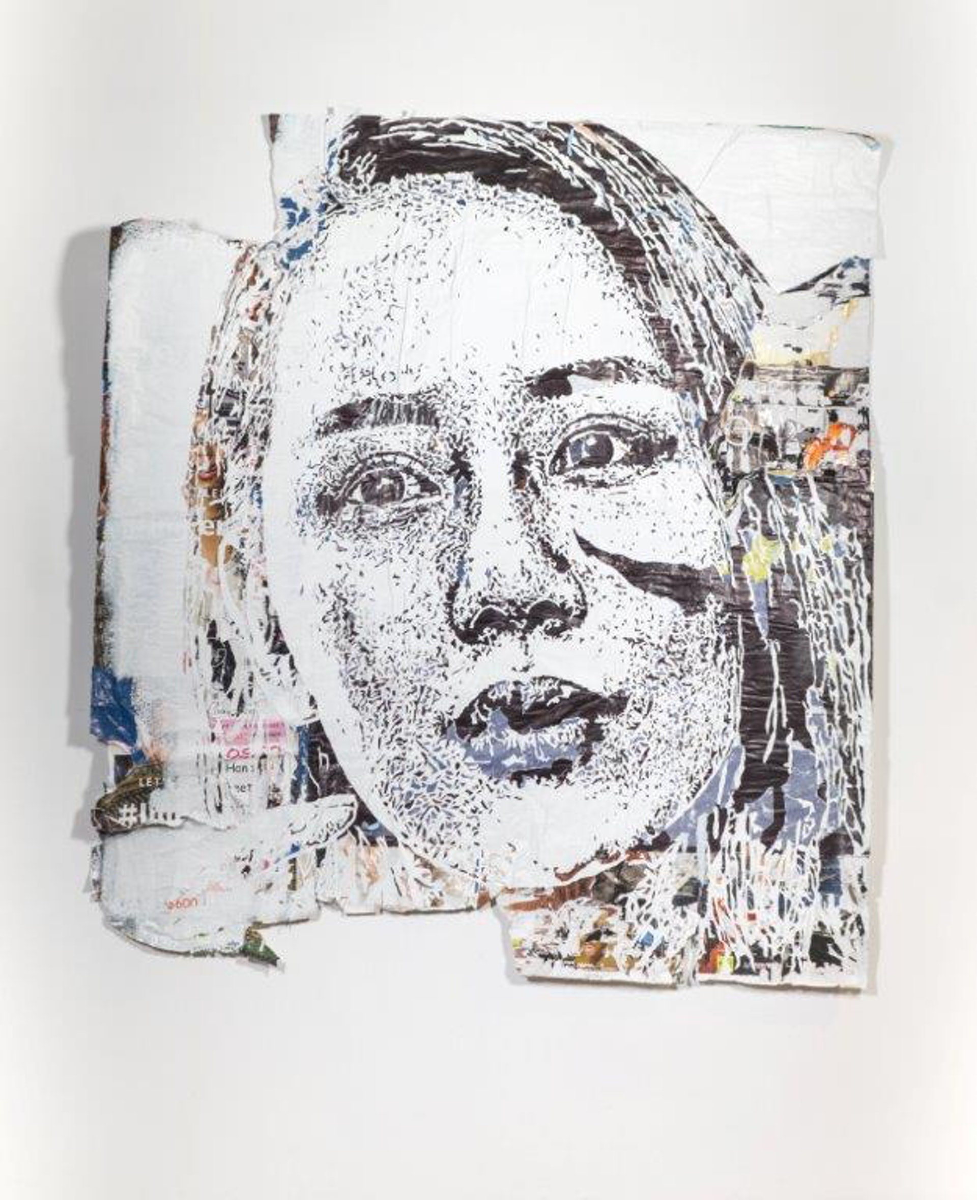 Vhils Matter 7, 2016 Signed Advertising posters collected from the street, hand carved (VS_P0023)展覽現場(圖片由Over The Influence畫廊提供) Vhils Matter 7, 2016 Signed Advertising posters collected from the street, hand carved (VS_P0023)展覽現場(圖片由Over The Influence畫廊提供)