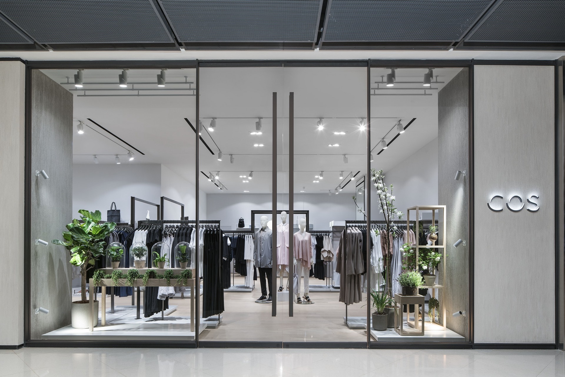 於本月初,COS中環IFC分店正式開幕,品牌市場及公關總監Atul Pathak適逢新店落成,跟香港傳媒分享COS「民主時裝」理念。(品牌提供) 於本月初,COS中環IFC分店正式開幕,品牌市場及公關總監Atul Pathak適逢新店落成,跟香港傳媒分享COS「民主時裝」理念。(品牌提供)