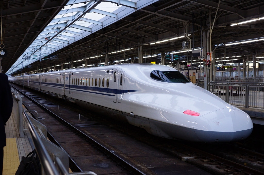 日本新幹線重大事故列車漏油及轉向架現裂痕千名乘客被迫轉車