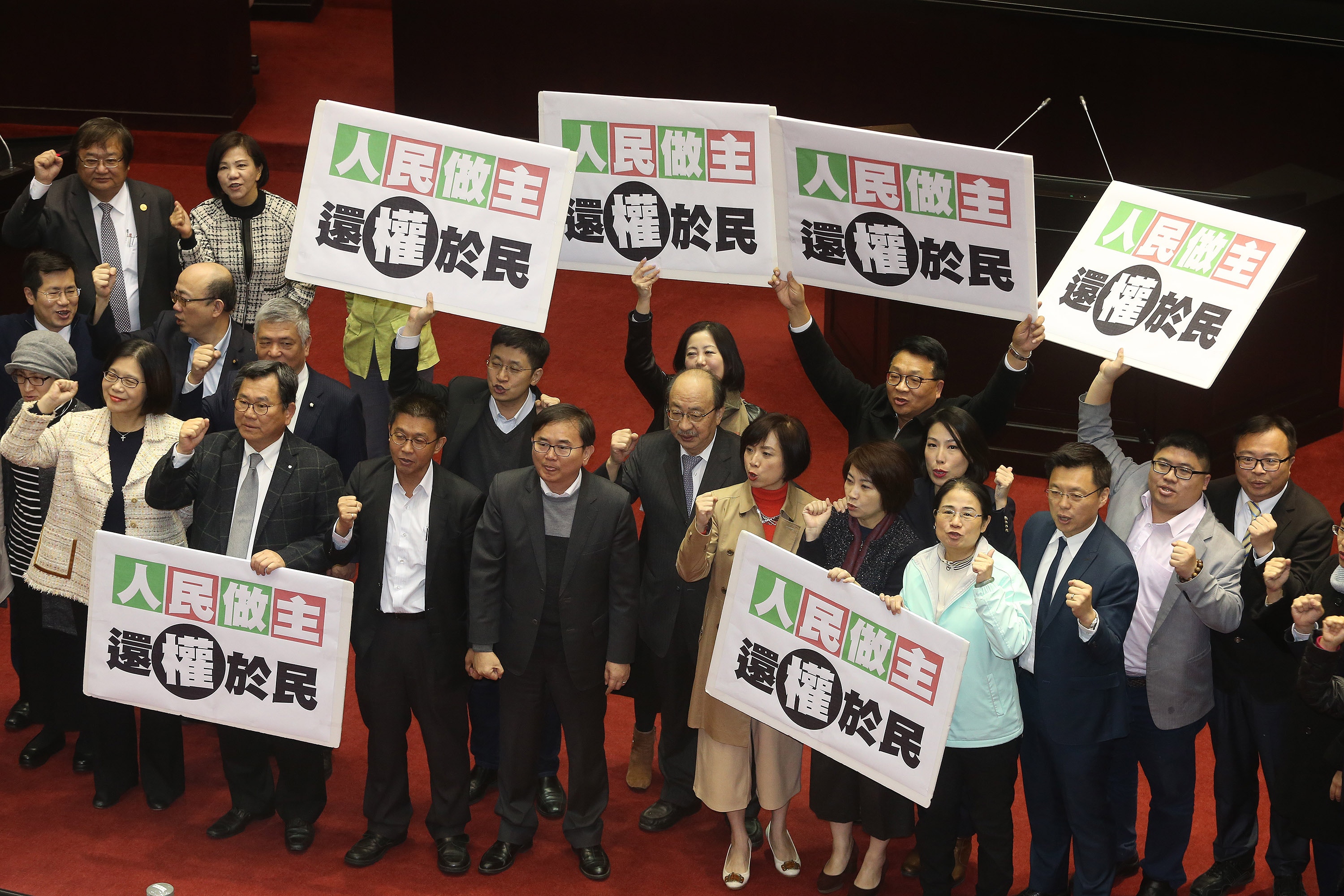 台灣公投法修正案通過門檻大降：18歲可公投、1/4同意則通過