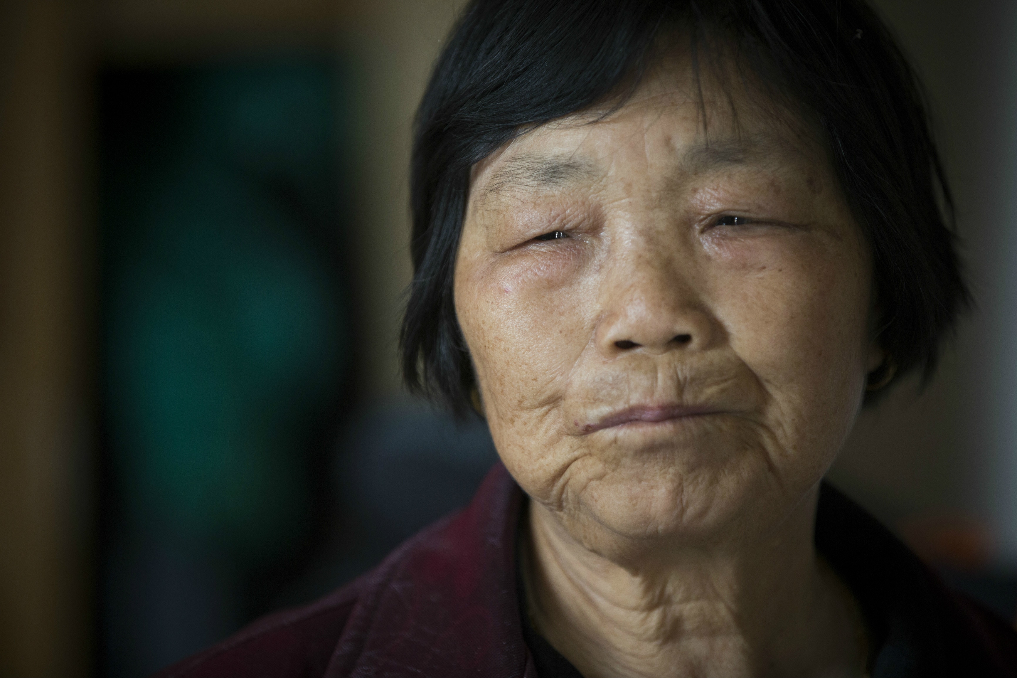 今年72歲的唐金秀「嗚嗚」地哭起來，紅腫雙眼流不出一滴淚，道後悔送雷洋讀人民大學。（羅君豪攝）