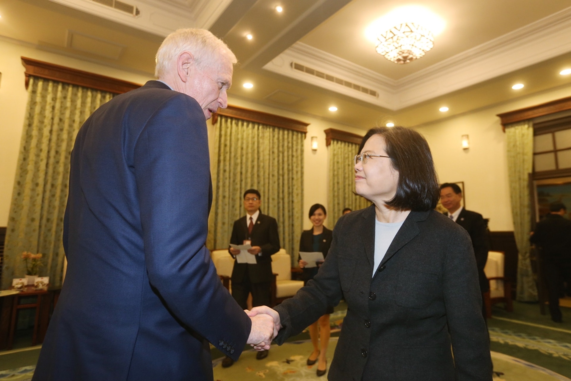 蔡英文與莫健會面時表示,台灣是「自由開放的印度─太平洋」戰略中的相關者。(中央社) 蔡英文與莫健會面時表示,台灣是「自由開放的印度─太平洋」戰略中的相關者。(中央社)