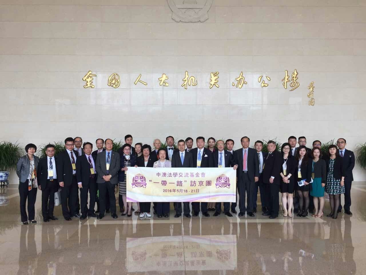 中澳法學交流基金會5月21日訪京與基本法委員會副主任張榮順會面。團長馬恩國會後引述張榮順稱中央對付港獨要槍有槍、要炮有炮。(基金會提供照片) 中澳法學交流基金會5月21日訪京與基本法委員會副主任張榮順會面。團長馬恩國會後引述張榮順稱中央對付港獨要槍有槍、要炮有炮。(基金會提供照片)