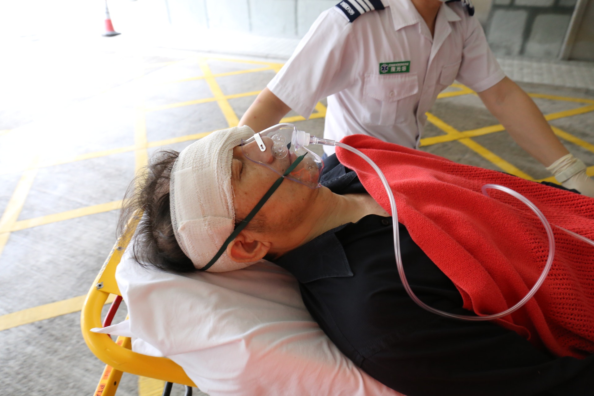 維修部人員由擔架床送入急症室。(資料圖片) 維修部人員由擔架床送入急症室。(資料圖片)