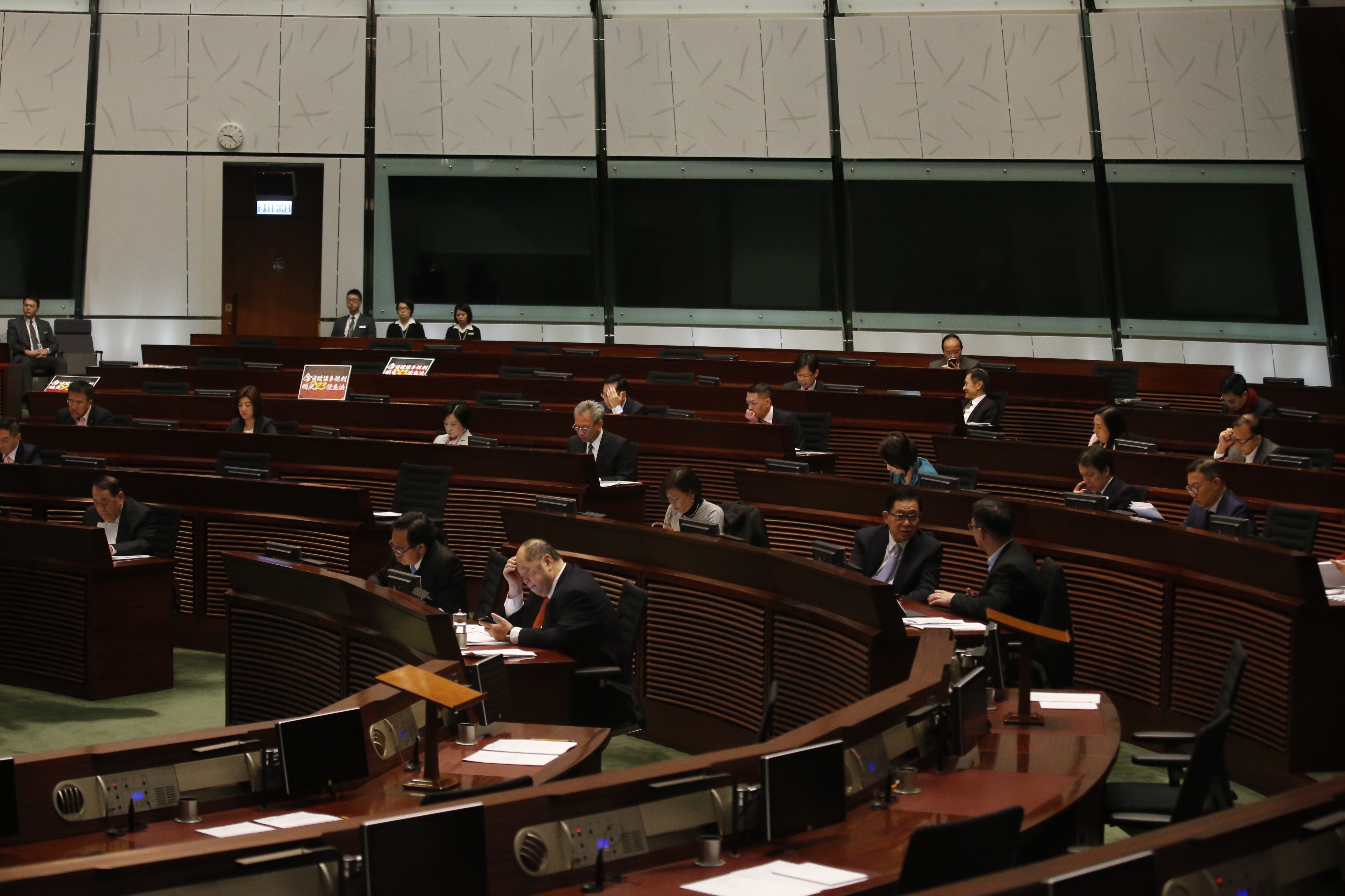 【議規之戰】許智峯響警報器被逐　林健鋒批泛民被DQ是咎由自取　