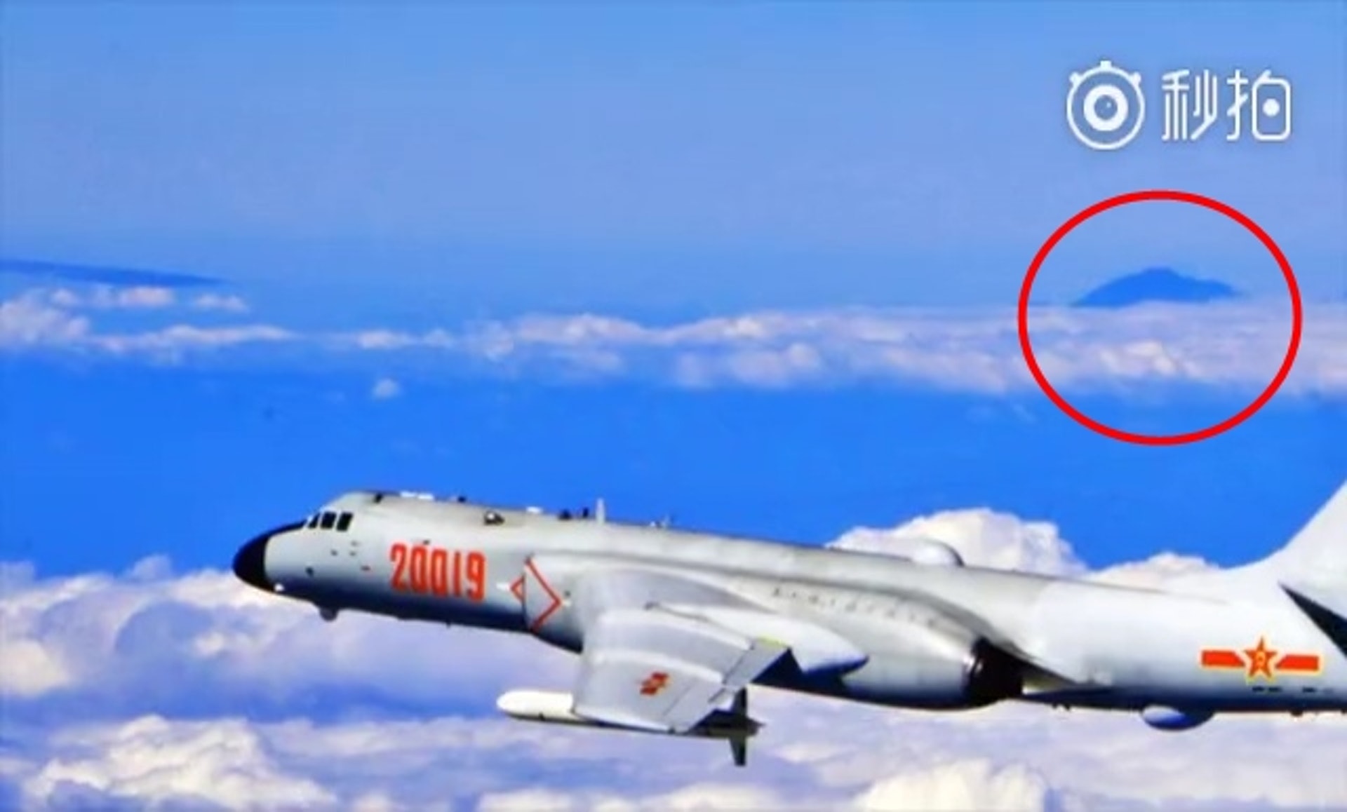 短片其中一個畫面中遠方出現山頭。(解放軍繞島巡航短片) 短片其中一個畫面中遠方出現山頭。(解放軍繞島巡航短片)