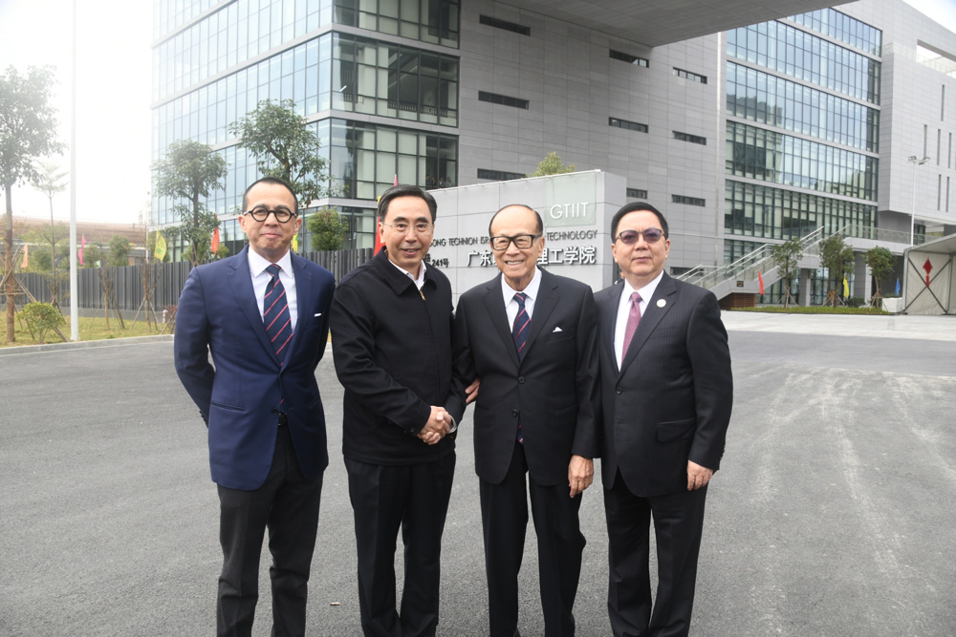 李嘉誠先生偕幼子李澤楷昨日已乘專機抵達汕頭,今日一同出席廣以的揭幕儀式。(網絡圖片) 李嘉誠先生偕幼子李澤楷昨日已乘專機抵達汕頭,今日一同出席廣以的揭幕儀式。(網絡圖片)