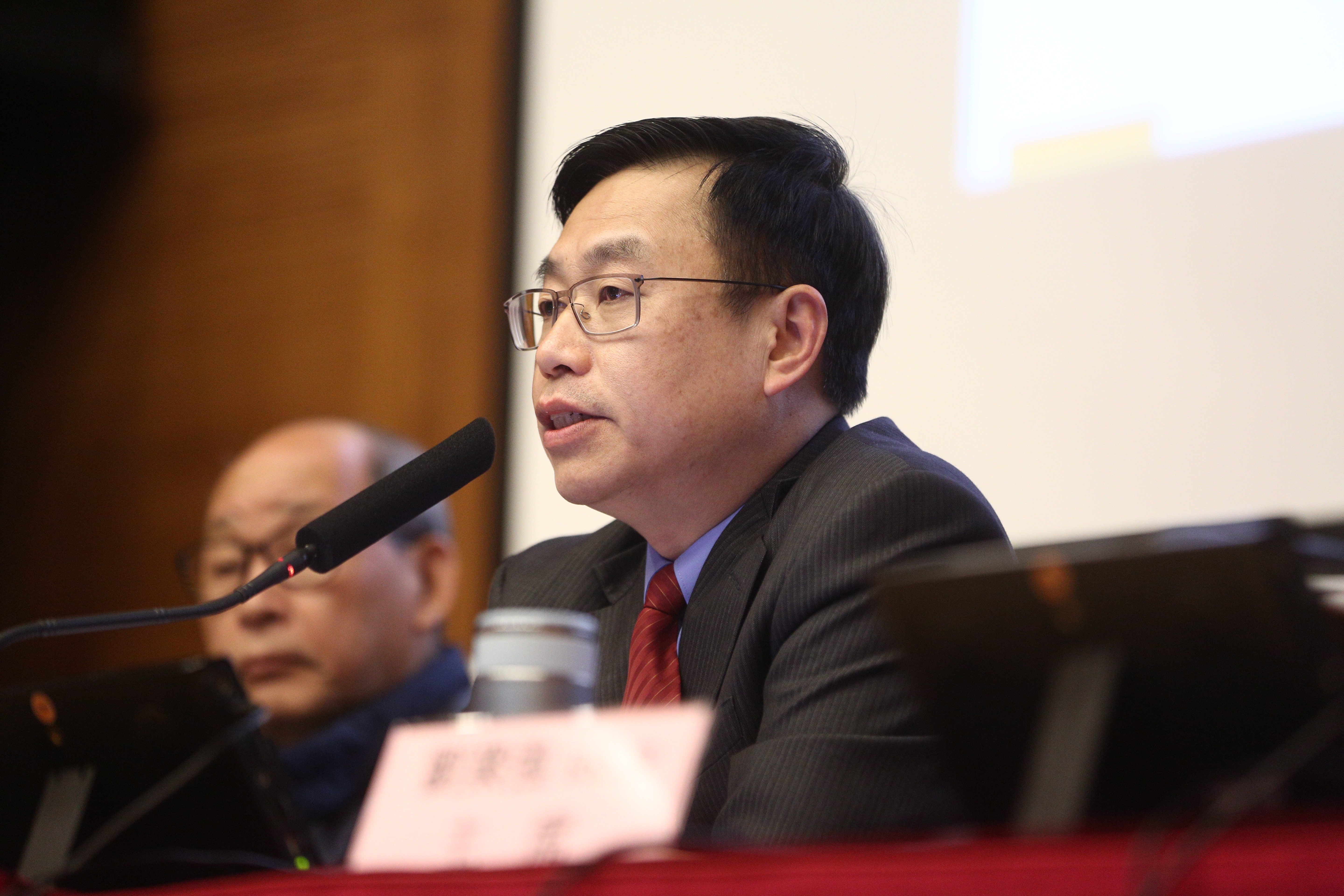 中聯辦何靖訪鄉議局講解十九大 批有港人「政治發燒未醒」