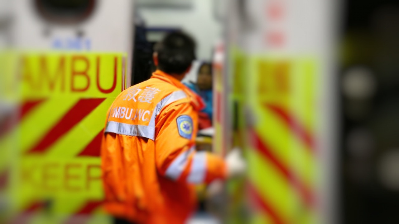 六旬翁疑巴士上拒讓路　遭躁男拳打腳踢