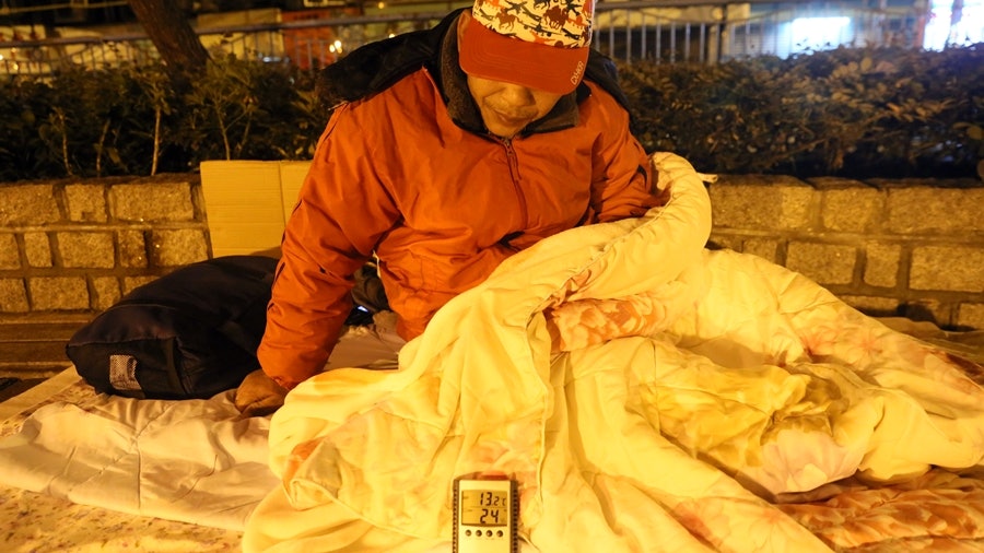 【天寒地凍】地盤工暫失業 紙皮加羽絨當床鋪「客串」露宿 【天寒地凍】地盤工暫失業 紙皮加羽絨當床鋪「客串」露宿
