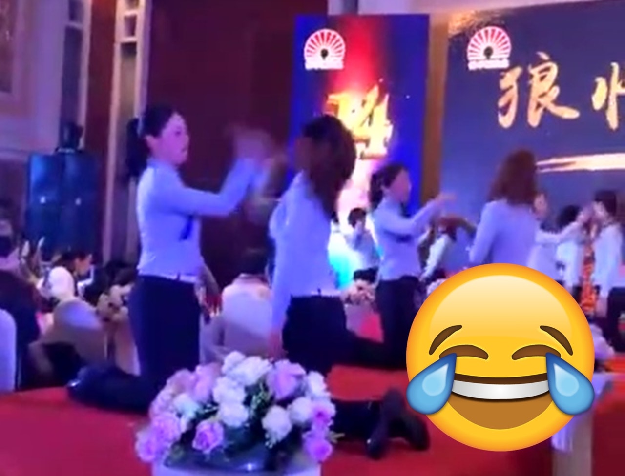 多對女員工跪着互摑。(網絡影片截圖) 多對女員工跪着互摑。(網絡影片截圖)