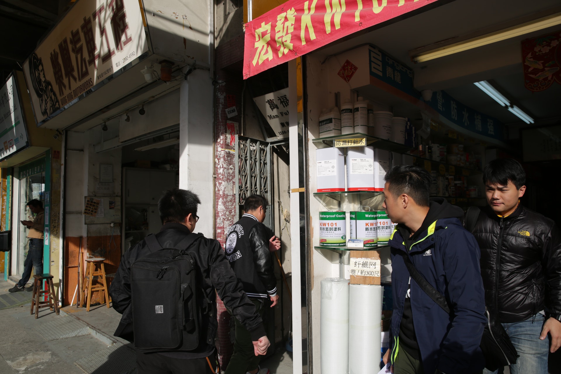 探員繼續返回現場及附近調查。(黃偉民攝) 探員繼續返回現場及附近調查。(黃偉民攝)