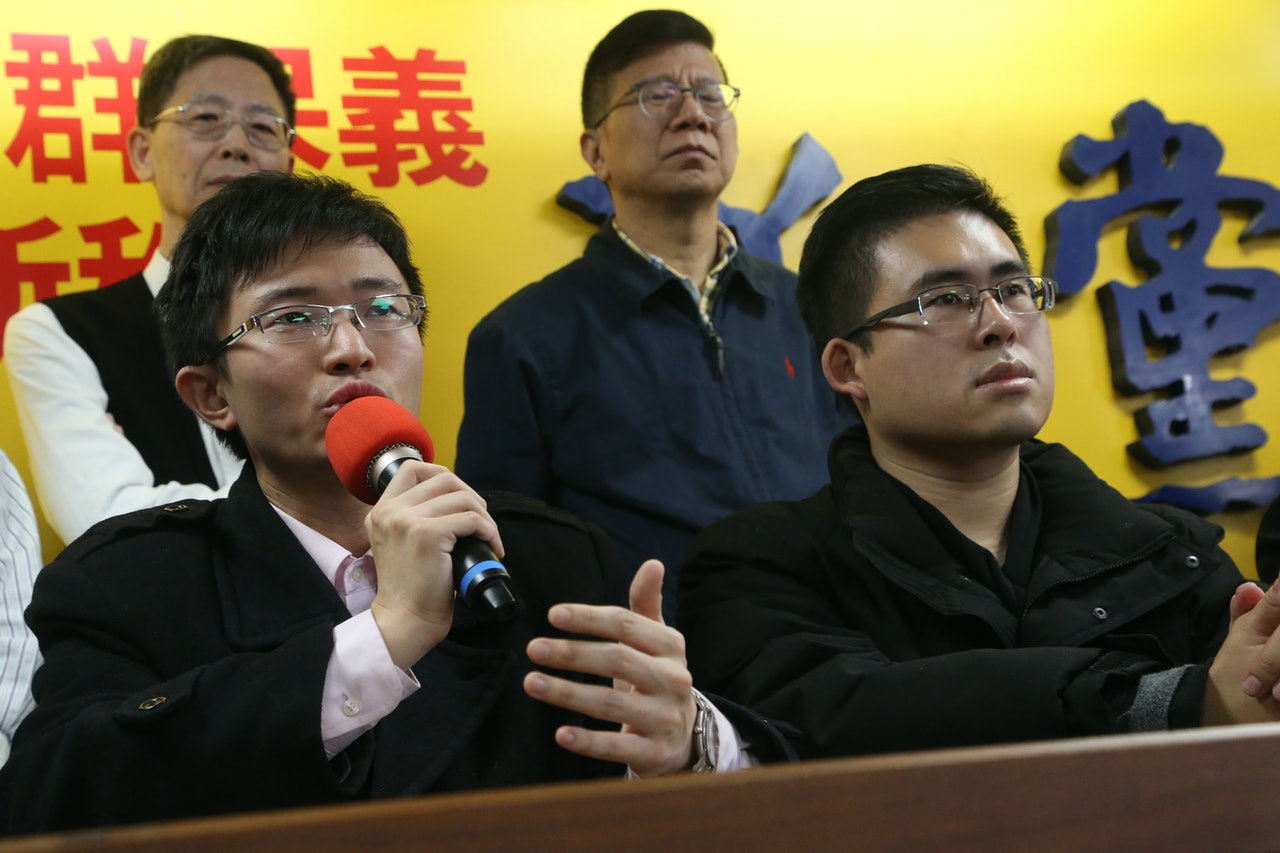 新黨發言人王炳忠(前右)、新思維中心主任侯漢廷( 前左)等人疑涉國家安全法案件,19日遭台灣檢方搜索、約談,20日上午召開記者會說明。 (中央社) 新黨發言人王炳忠(前右)、新思維中心主任侯漢廷( 前左)等人疑涉國家安全法案件,19日遭台灣檢方搜索、約談,20日上午召開記者會說明。 (中央社)