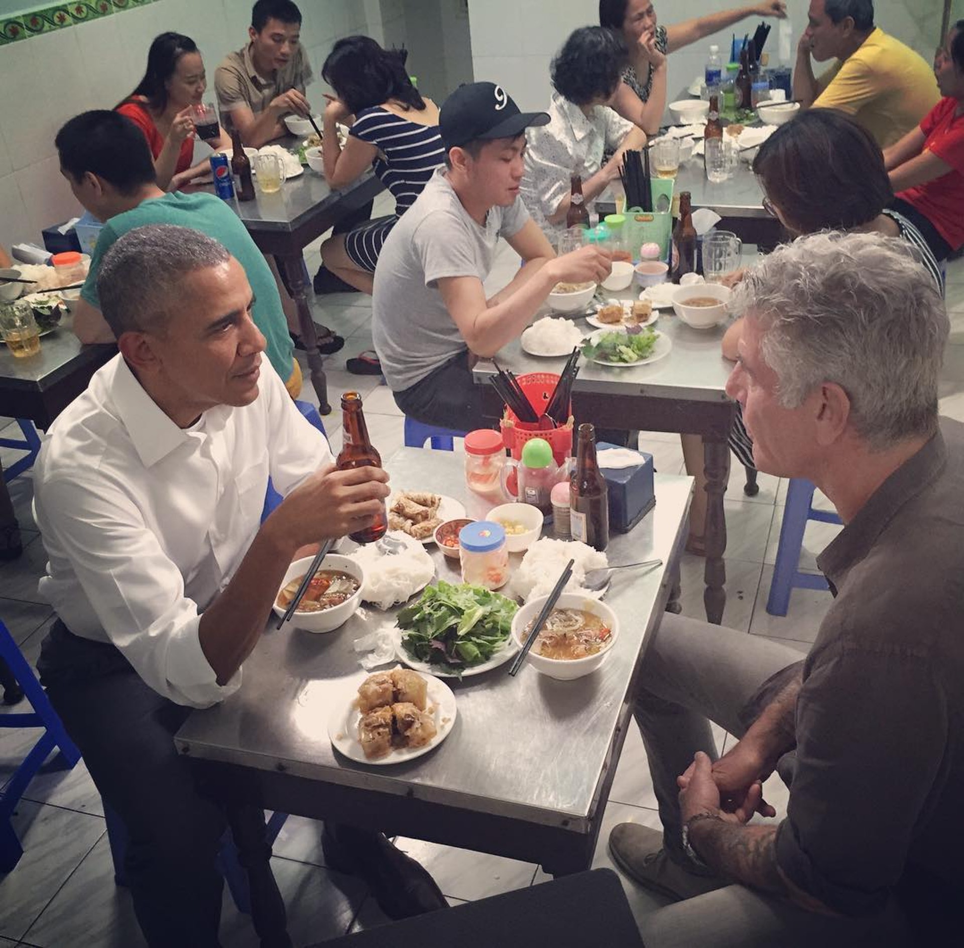 美國名廚兼主持人波登與奧巴馬同嚐越南菜,喝河內啤酒。(Anthony Bourdain Instagram圖片) 美國名廚兼主持人波登與奧巴馬同嚐越南菜,喝河內啤酒。(Anthony Bourdain Instagram圖片)