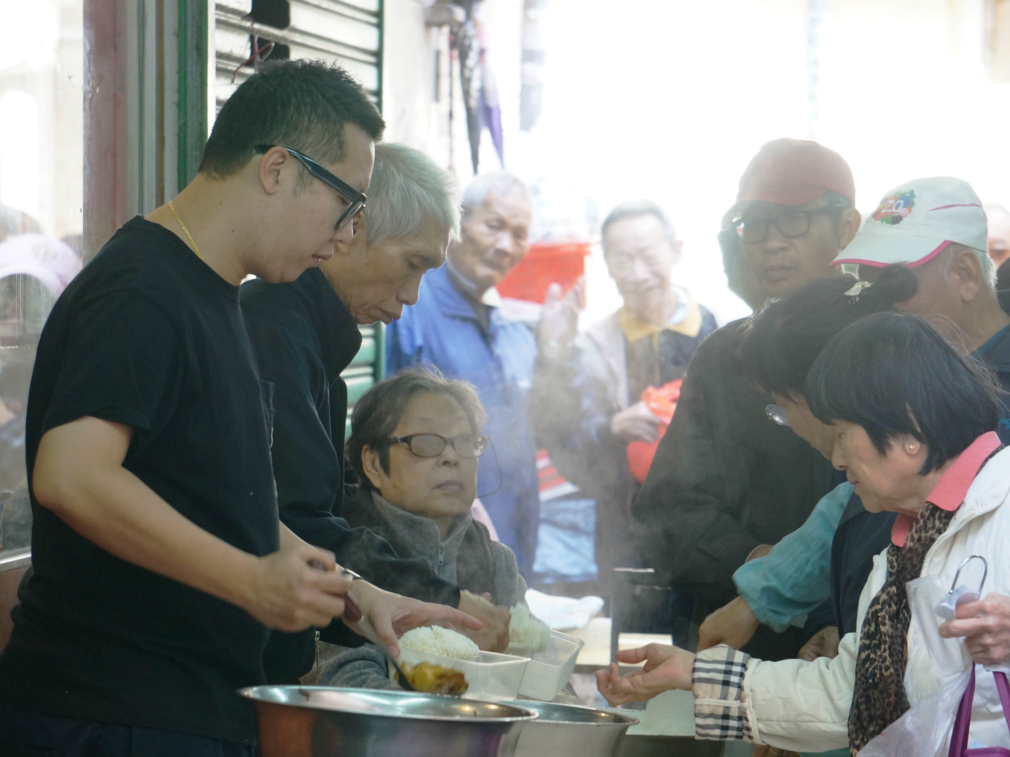 【區區有明哥】荃灣小店月派2400個飯盒　新加坡老闆：冇諗成本