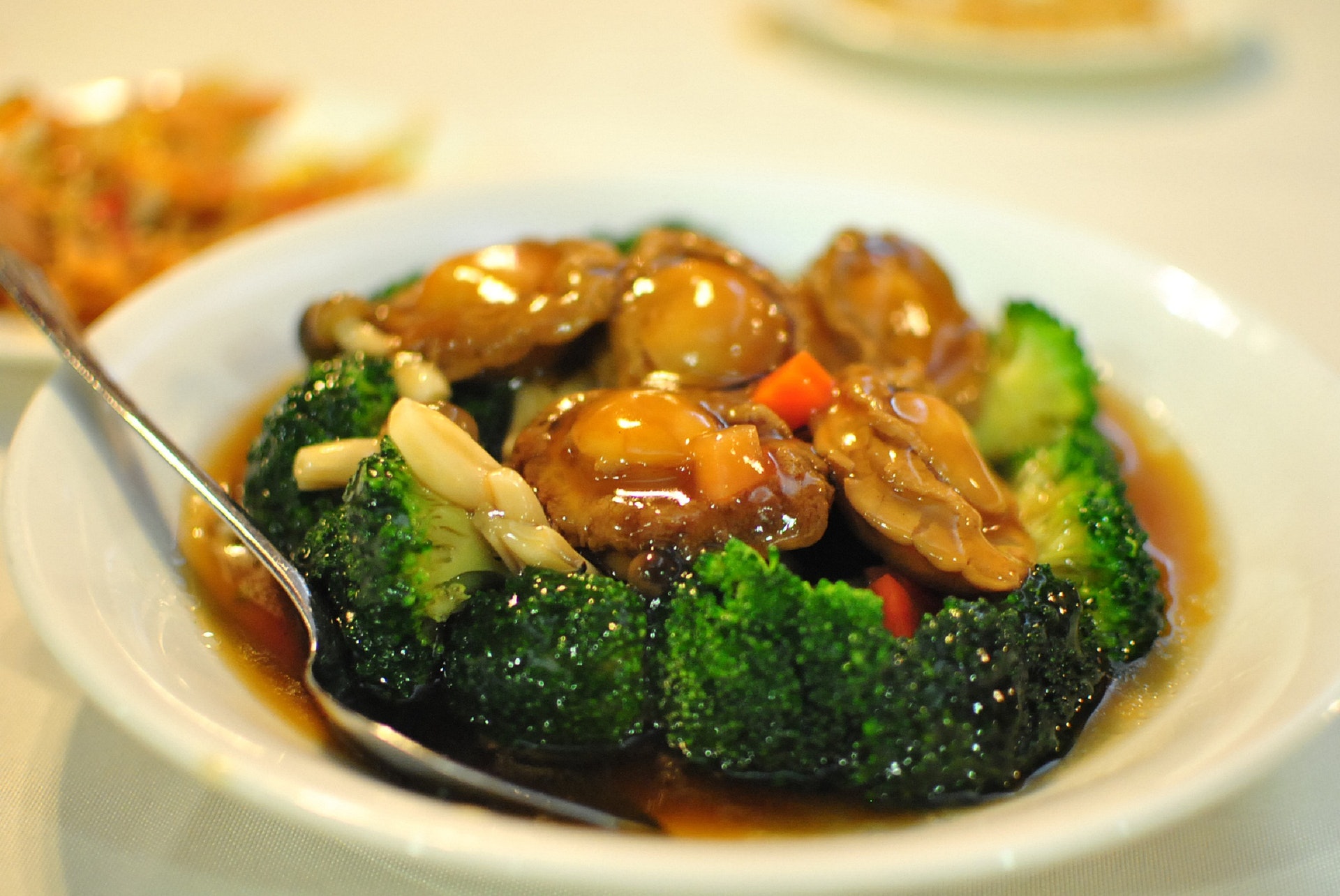 罐頭鮑魚處理方便,可直接或加熱後食用。(視覺中國) 罐頭鮑魚處理方便,可直接或加熱後食用。(視覺中國)