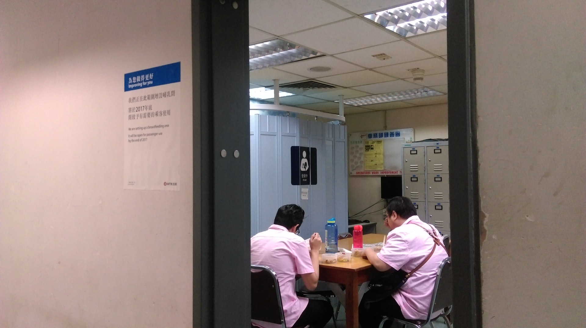 美孚地鐵站哺乳間位於員工休息室內,以趟門間出哺乳間。(鄧穎琳攝) 美孚地鐵站哺乳間位於員工休息室內,以趟門間出哺乳間。(鄧穎琳攝)