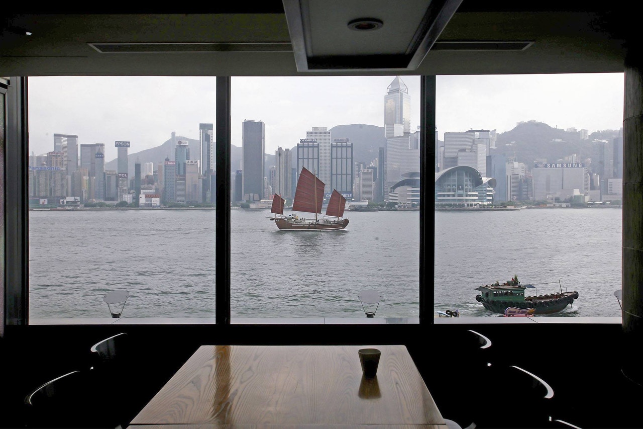 這個題目由2007年開始創作，拍攝了兩三年他漸漸發現，無論是餐廳、居住的地方、寫字樓，那個單位便會賣得愈貴。「原來有錢，才可觀看這些景觀。」那時他帶着批判的目光，決定要以攝影呈現這一種現象。©何柏基
